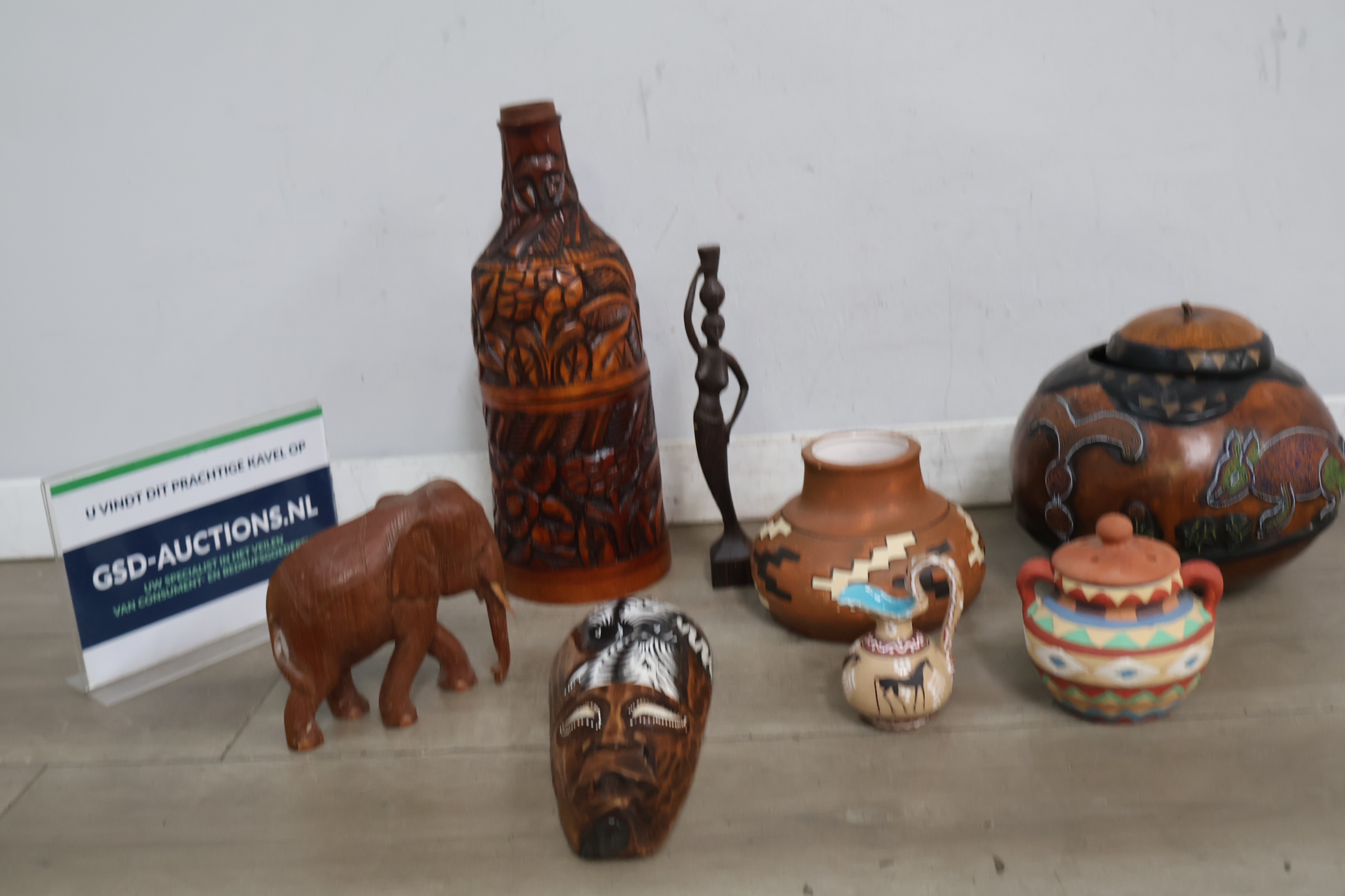 Set van diverse etnische houten en keramische figuren en vazen – foto 2 – kavel bij GSD Auctions, Zoeterwoude