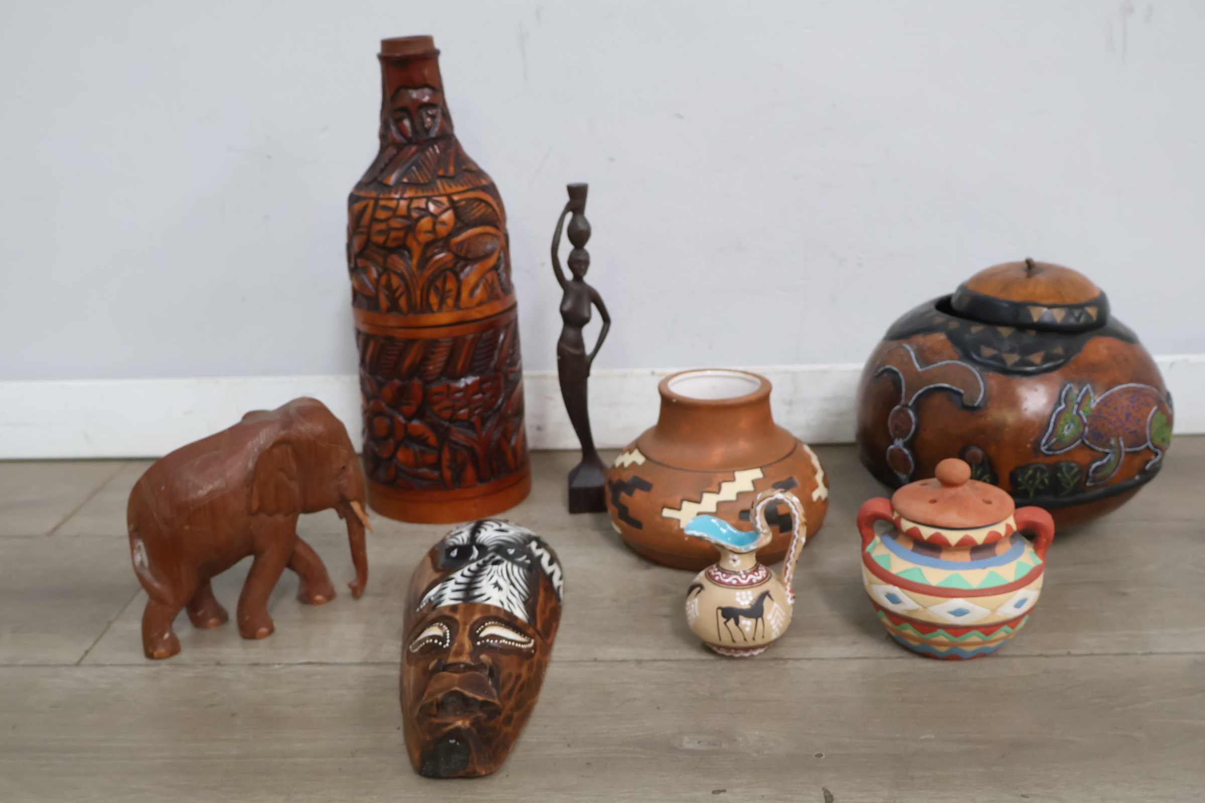 Set van diverse etnische houten en keramische figuren en vazen – foto 3 – kavel bij GSD Auctions, Zoeterwoude
