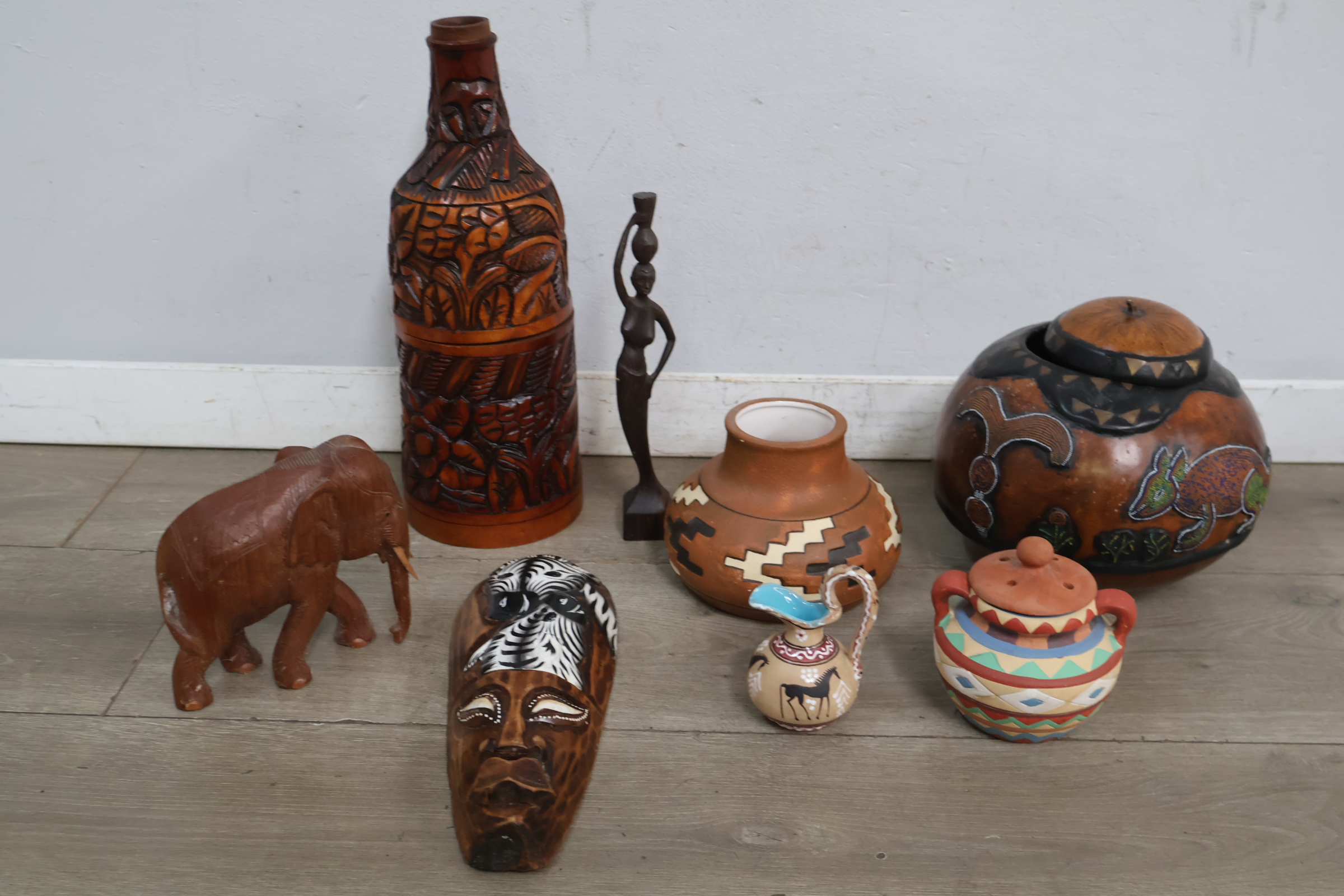 Set van diverse etnische houten en keramische figuren en vazen – foto 4 – kavel bij GSD Auctions, Zoeterwoude