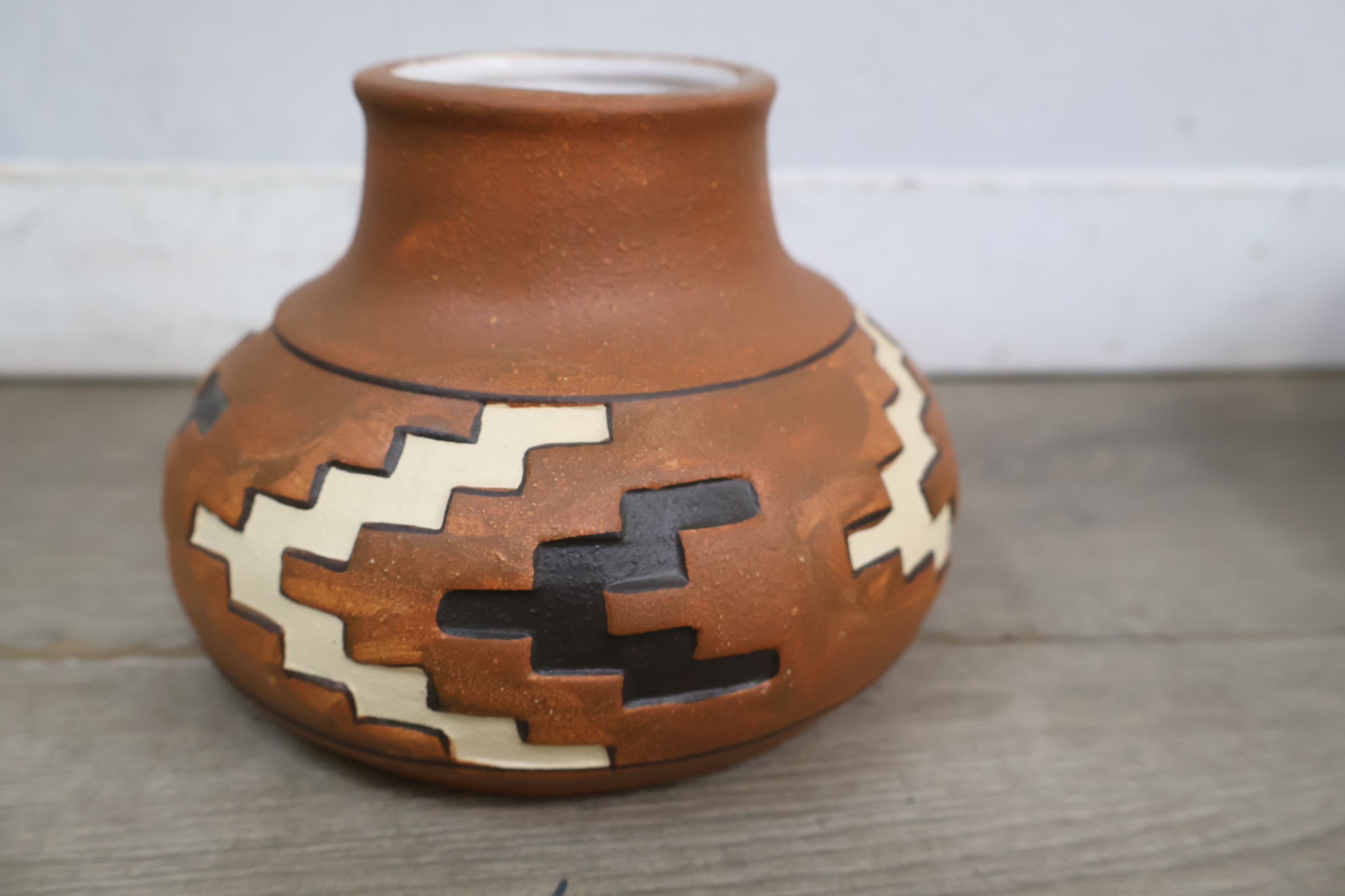 Set van diverse etnische houten en keramische figuren en vazen – foto 6 – kavel bij GSD Auctions, Zoeterwoude