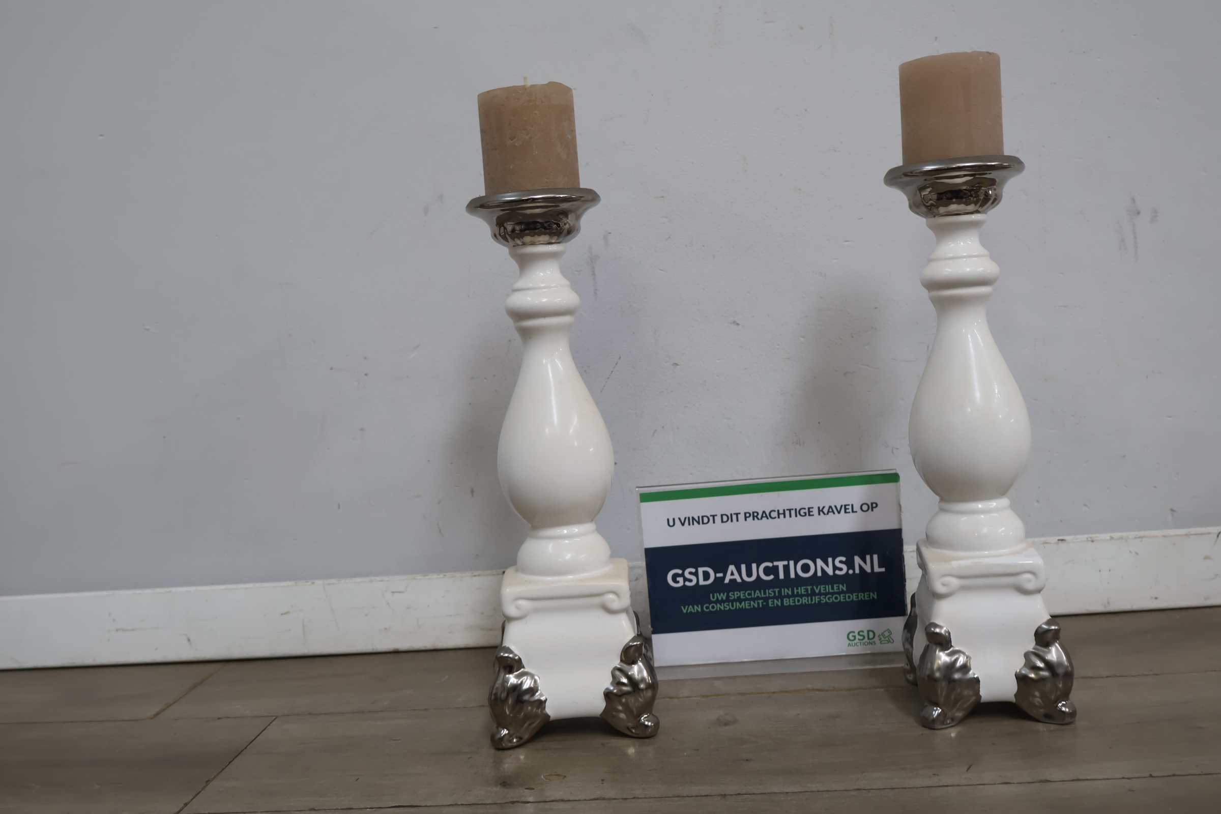 Set van 2 decoratieve kandelaren met kaars – foto 2 – kavel bij GSD Auctions, Zoeterwoude