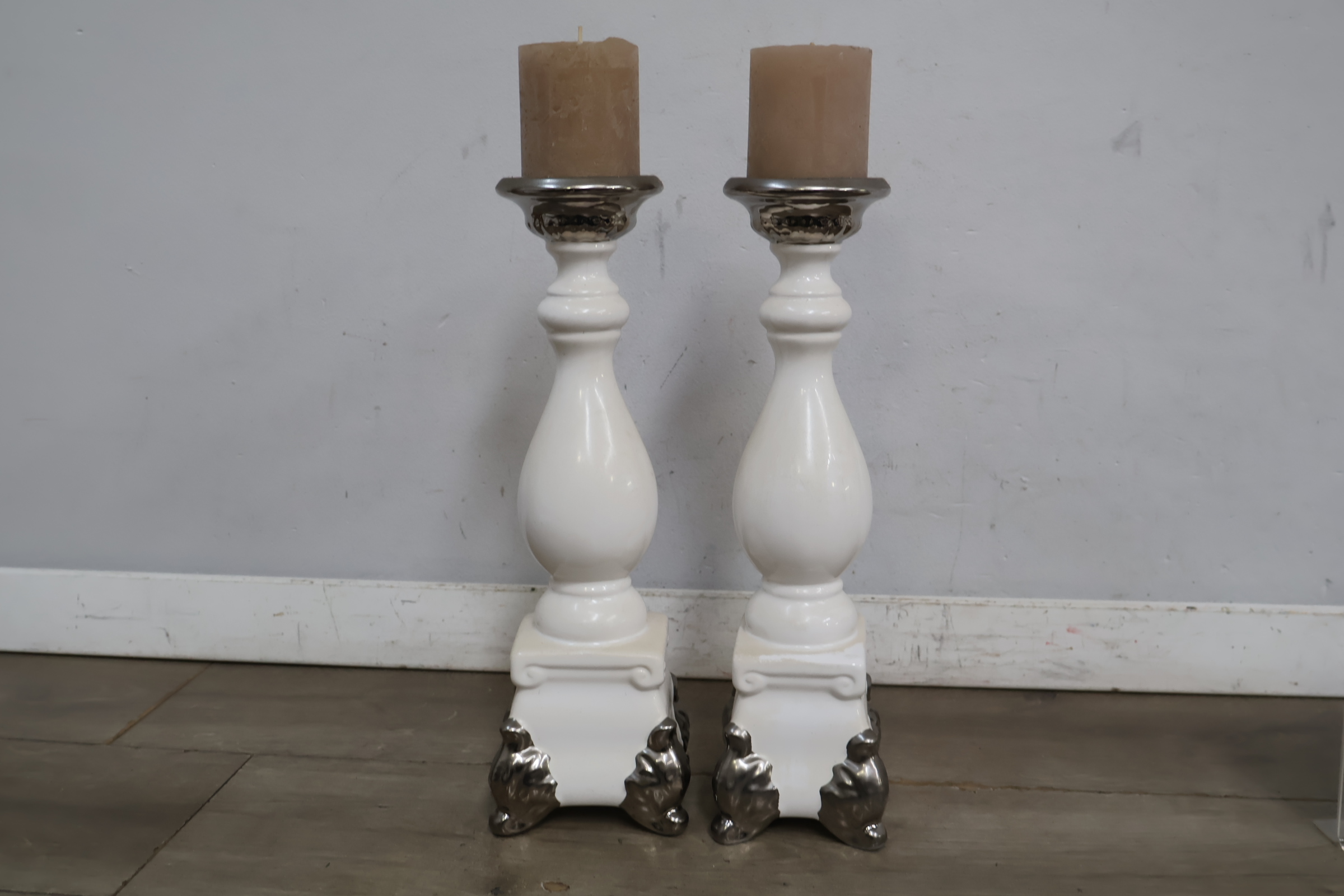 Set van 2 decoratieve kandelaren met kaars – foto 3 – kavel bij GSD Auctions, Zoeterwoude