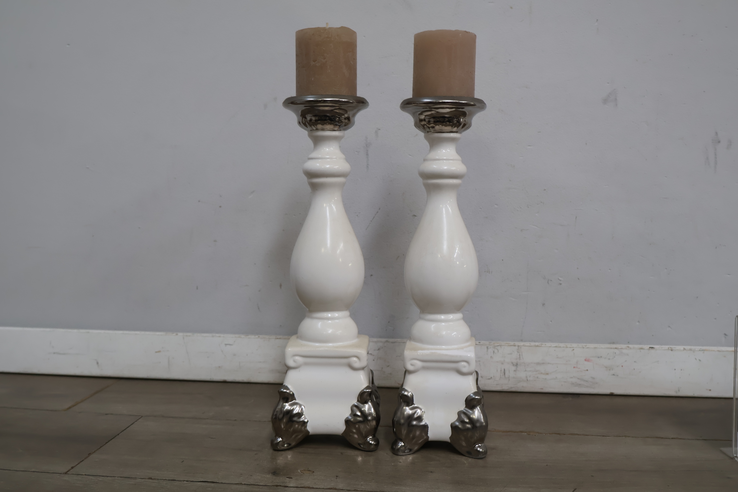Set van 2 decoratieve kandelaren met kaars – foto 4 – kavel bij GSD Auctions, Zoeterwoude