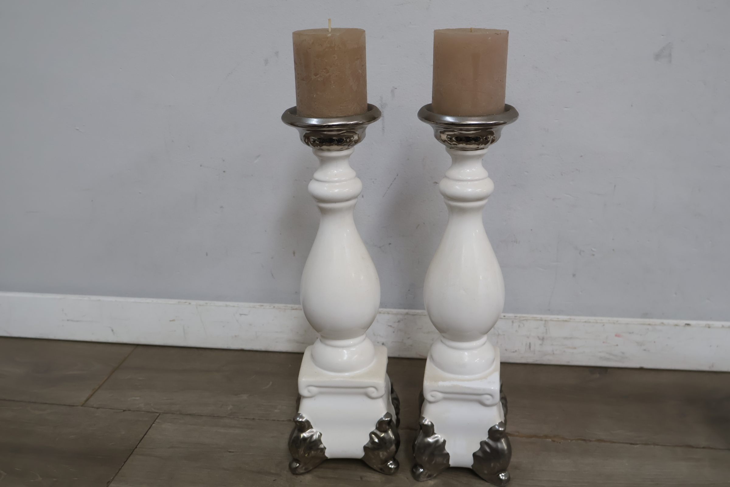 Set van 2 decoratieve kandelaren met kaars – foto 5 – kavel bij GSD Auctions, Zoeterwoude