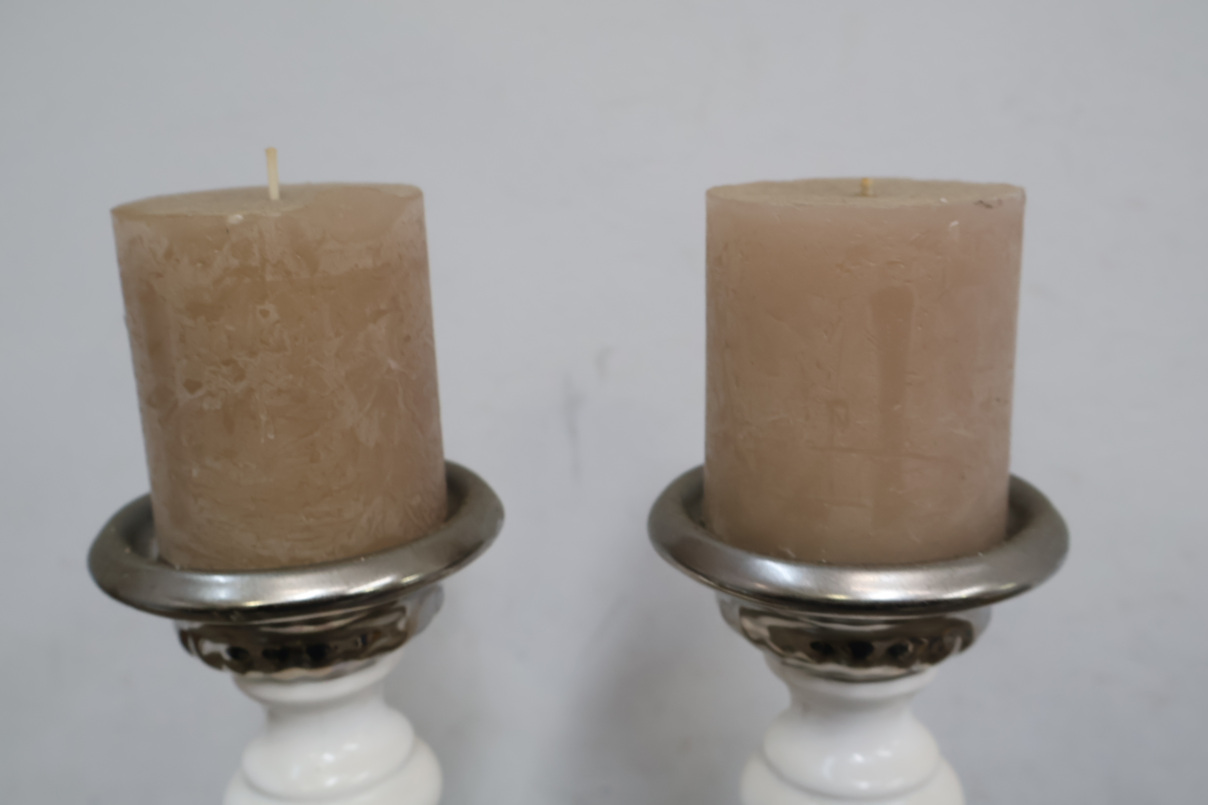 Set van 2 decoratieve kandelaren met kaars – foto 6 – kavel bij GSD Auctions, Zoeterwoude