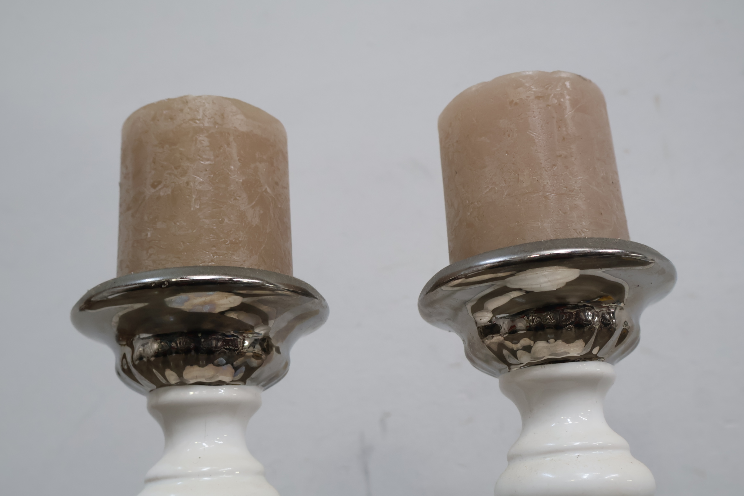 Set van 2 decoratieve kandelaren met kaars – foto 7 – kavel bij GSD Auctions, Zoeterwoude