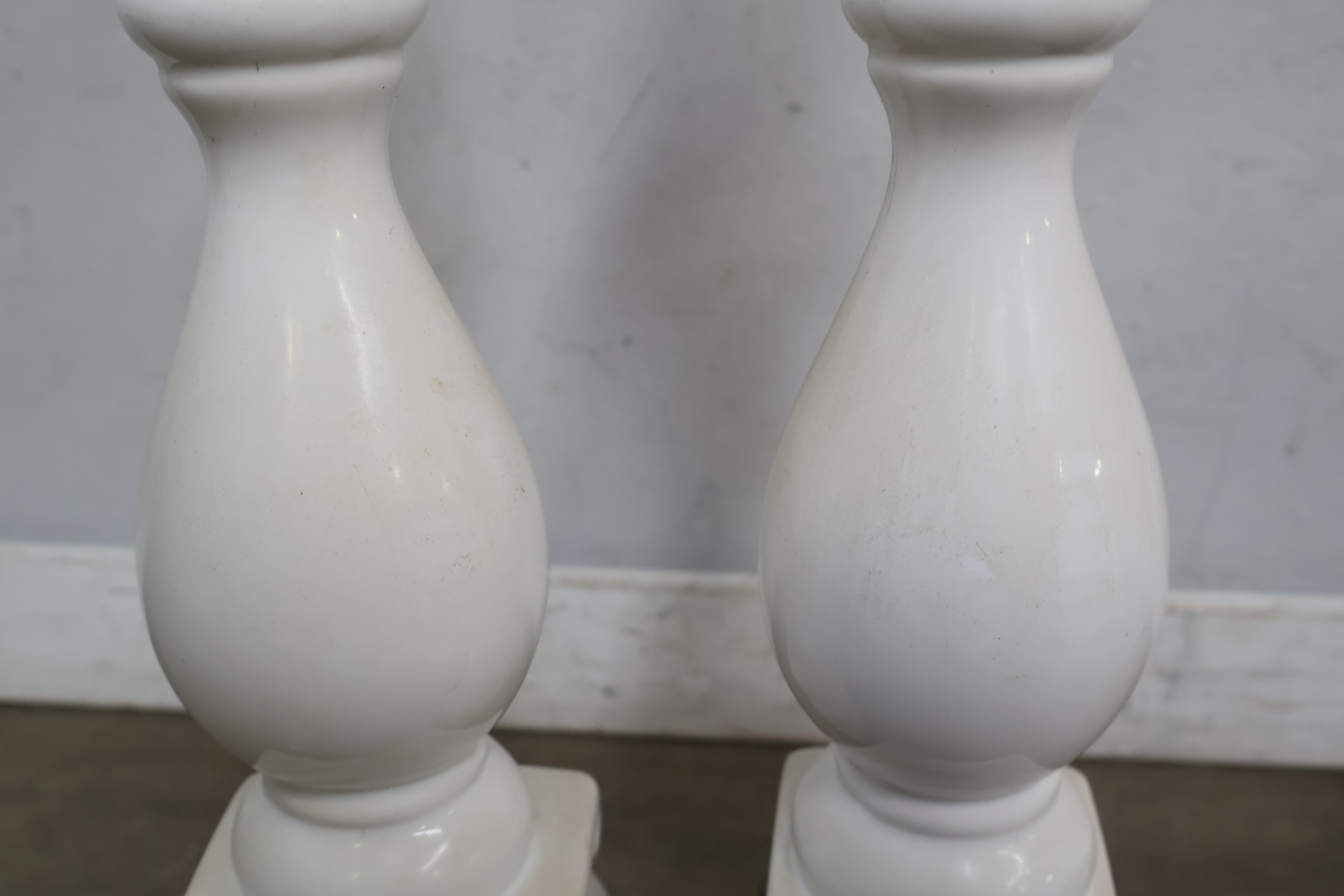 Set van 2 decoratieve kandelaren met kaars – foto 8 – kavel bij GSD Auctions, Zoeterwoude