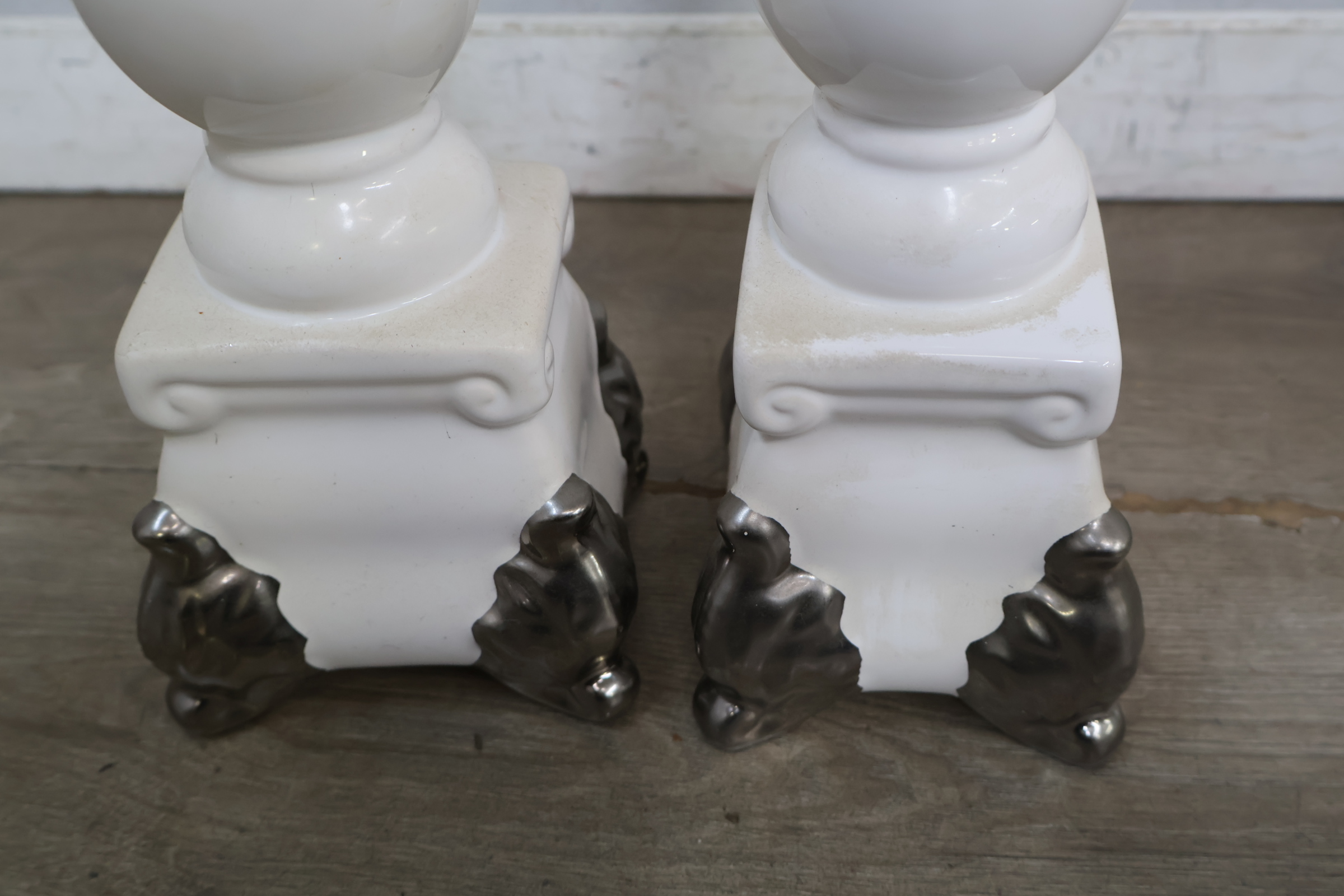 Set van 2 decoratieve kandelaren met kaars – foto 9 – kavel bij GSD Auctions, Zoeterwoude