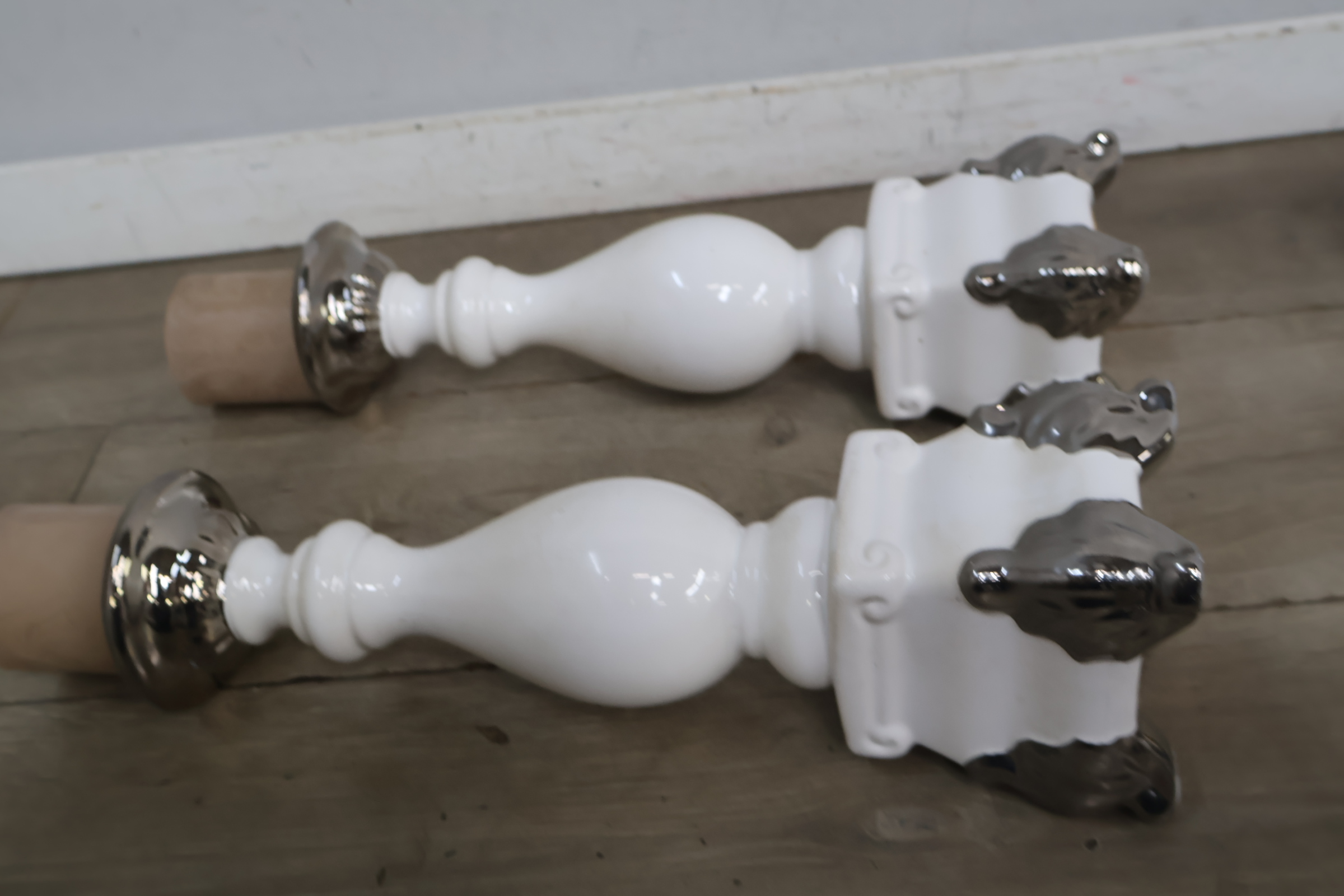 Set van 2 decoratieve kandelaren met kaars – foto 11 – kavel bij GSD Auctions, Zoeterwoude