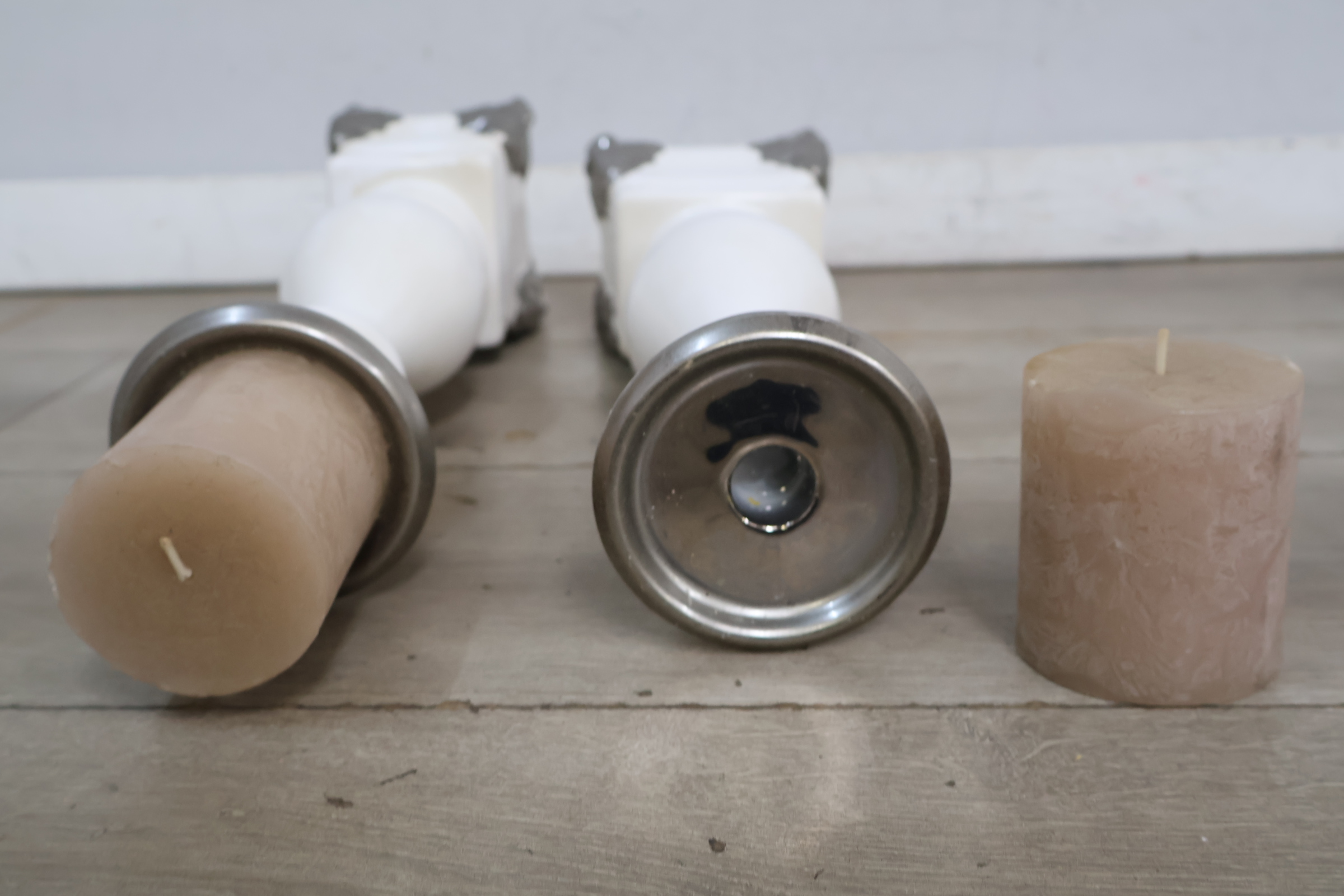 Set van 2 decoratieve kandelaren met kaars – foto 15 – kavel bij GSD Auctions, Zoeterwoude
