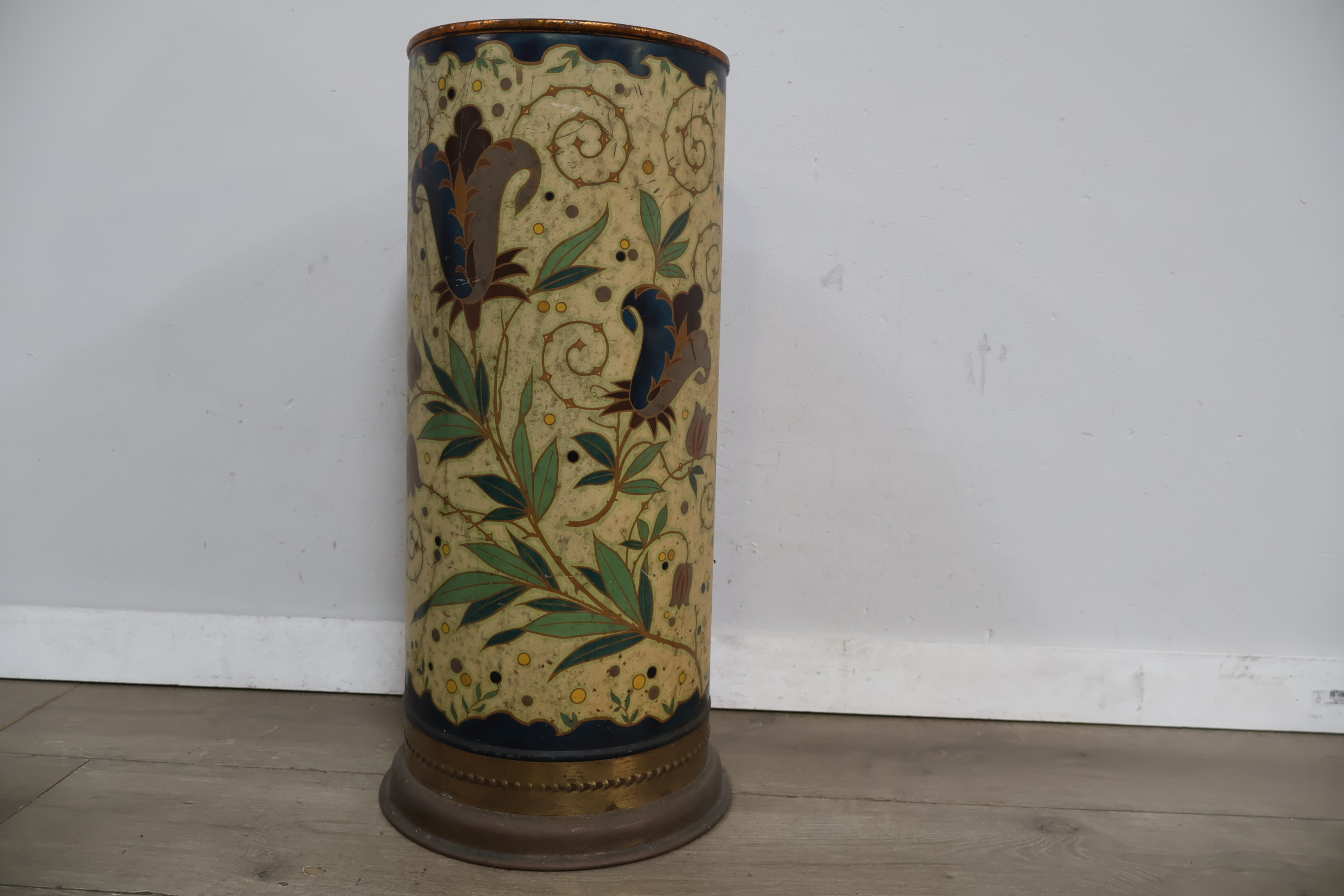 Decoratieve metalen parapluhouder met bloemenmotief – foto 3 – kavel bij GSD Auctions, Zoeterwoude