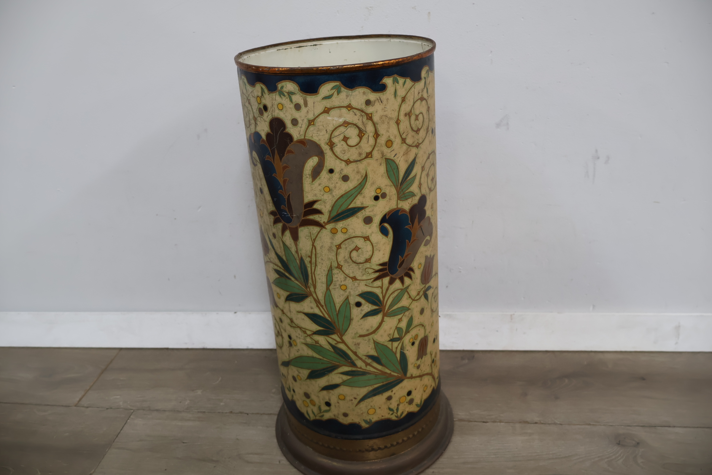 Decoratieve metalen parapluhouder met bloemenmotief – foto 4 – kavel bij GSD Auctions, Zoeterwoude