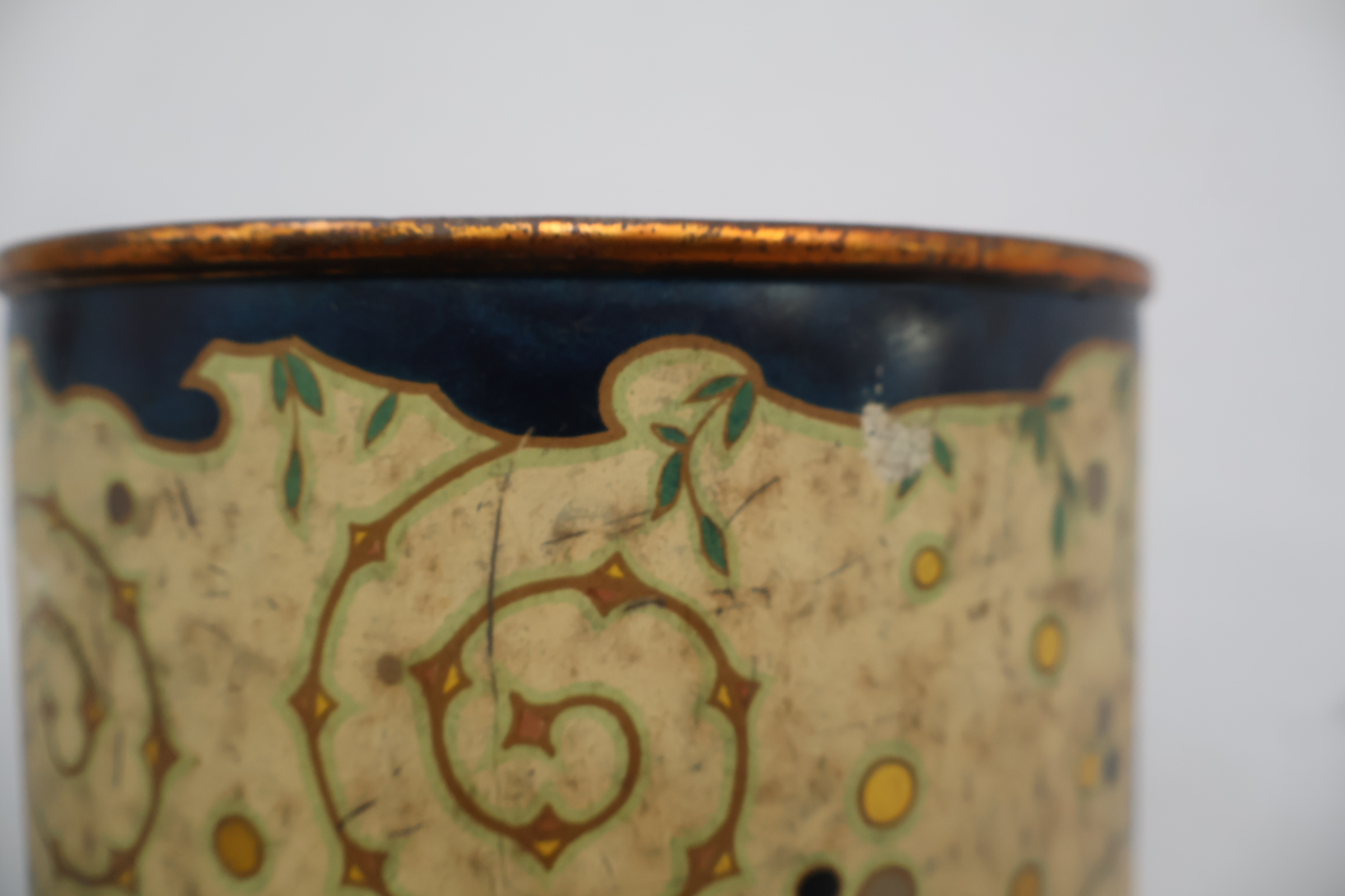 Decoratieve metalen parapluhouder met bloemenmotief – foto 8 – kavel bij GSD Auctions, Zoeterwoude