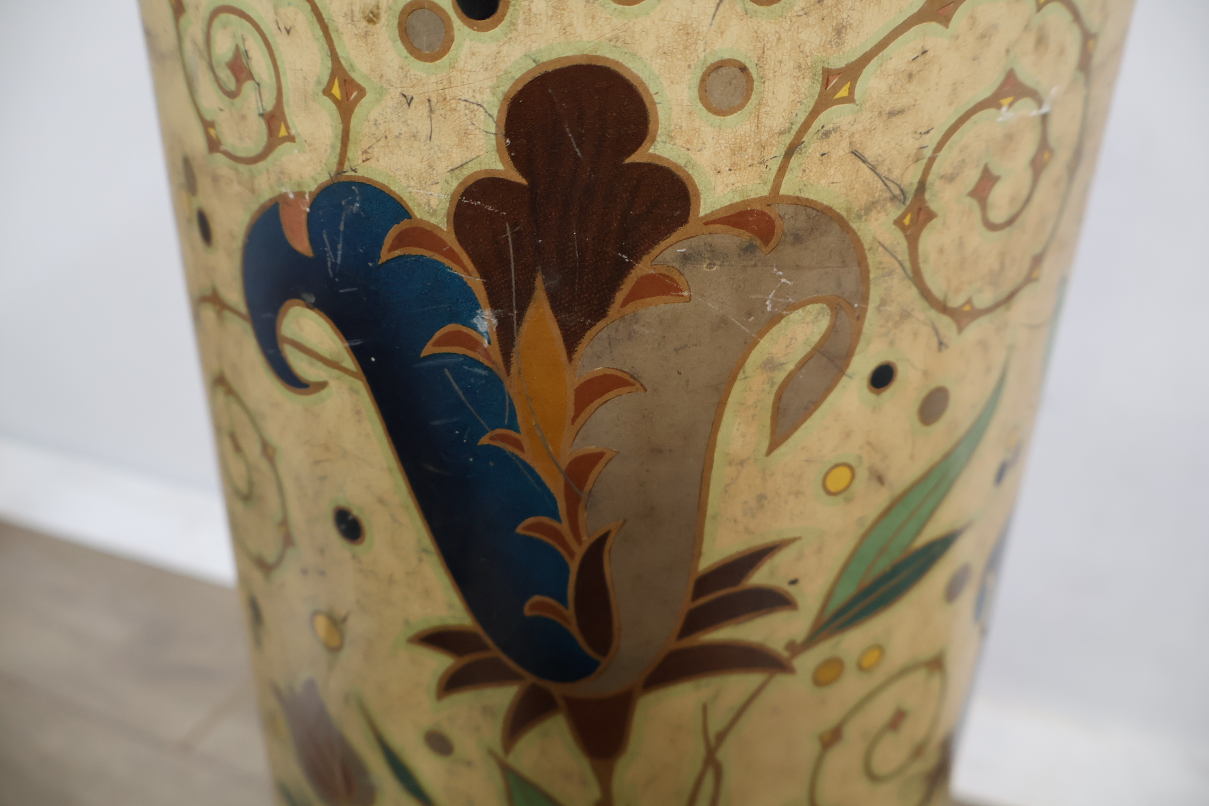 Decoratieve metalen parapluhouder met bloemenmotief – foto 9 – kavel bij GSD Auctions, Zoeterwoude