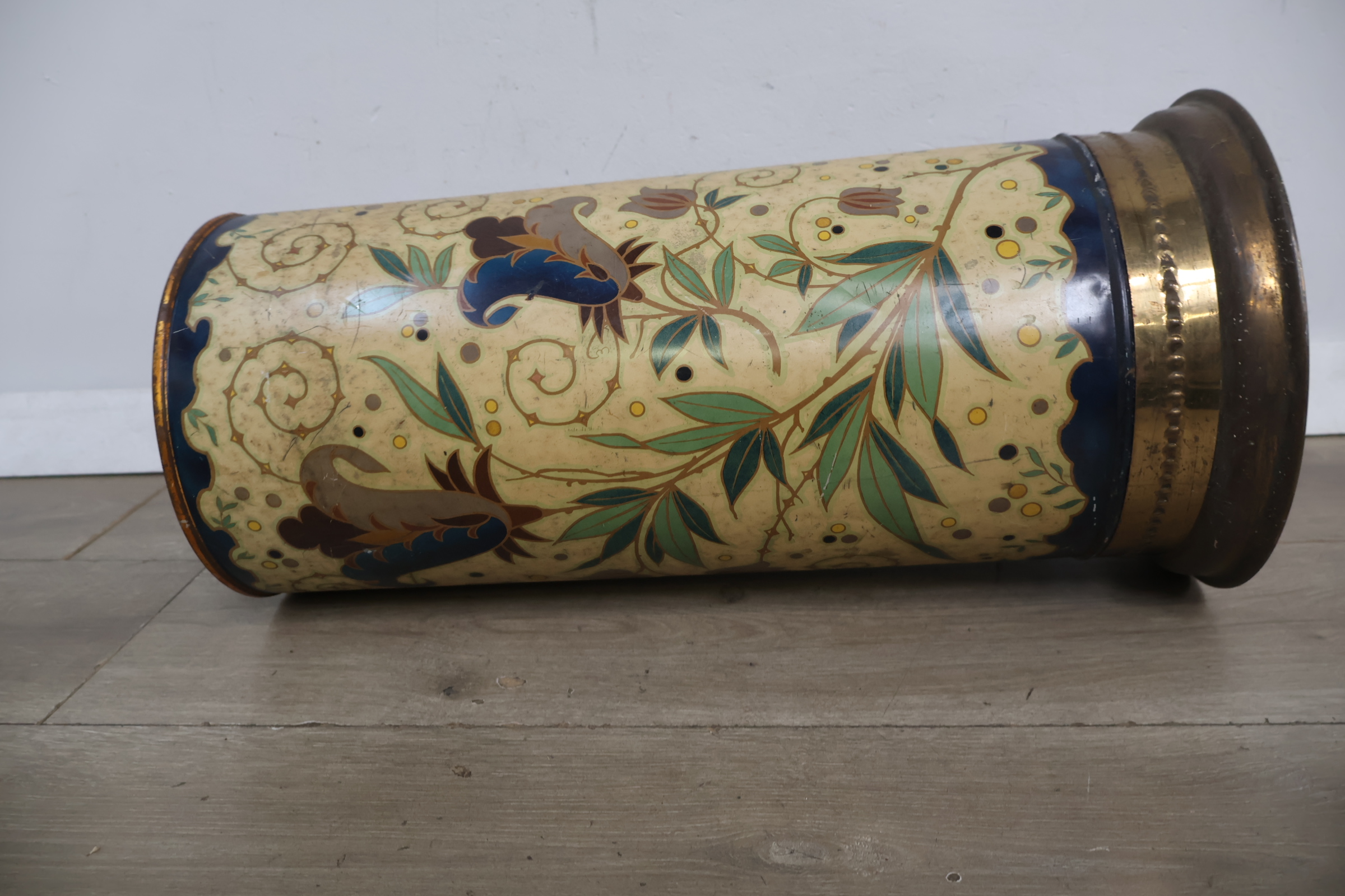 Decoratieve metalen parapluhouder met bloemenmotief – foto 10 – kavel bij GSD Auctions, Zoeterwoude