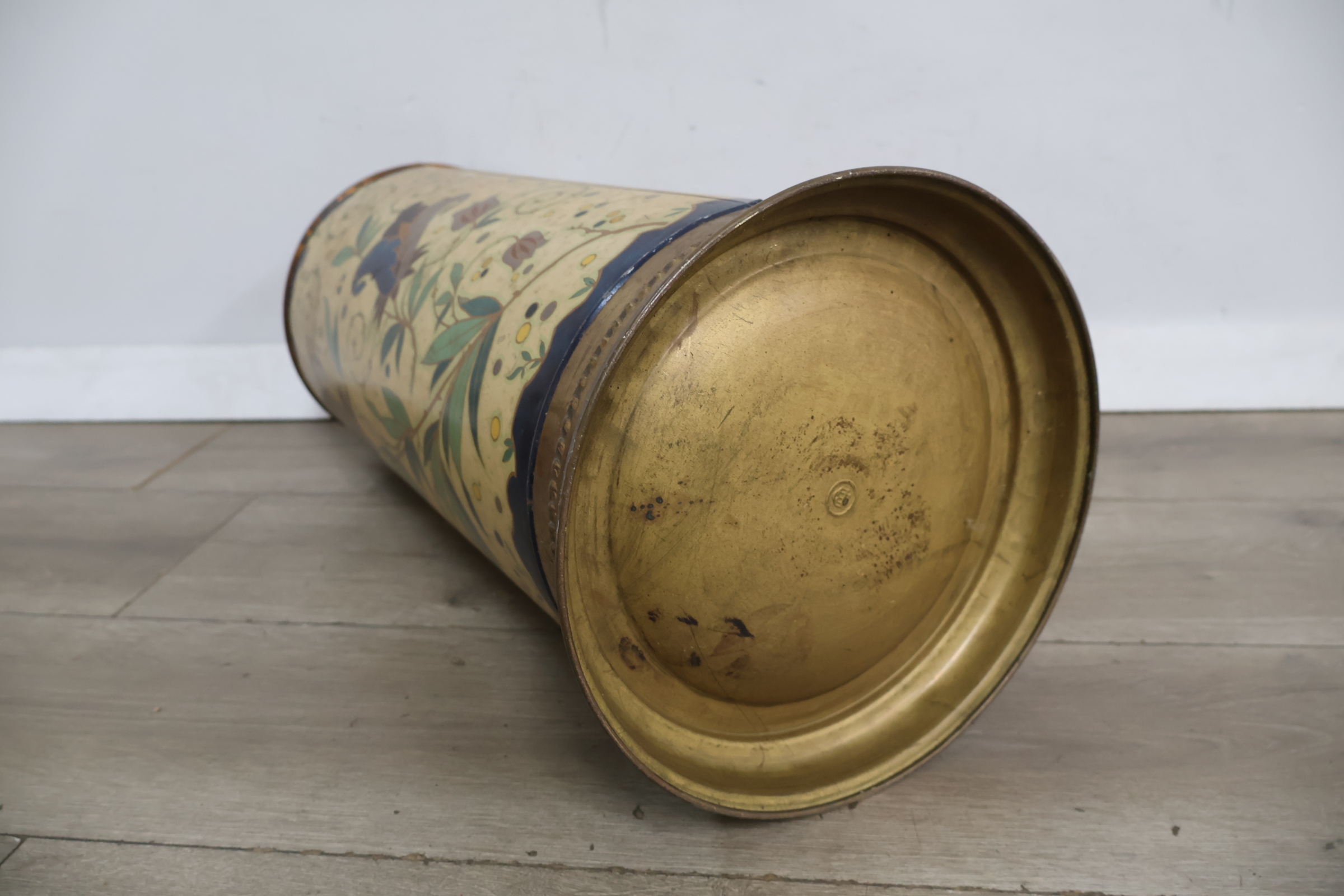 Decoratieve metalen parapluhouder met bloemenmotief – foto 11 – kavel bij GSD Auctions, Zoeterwoude