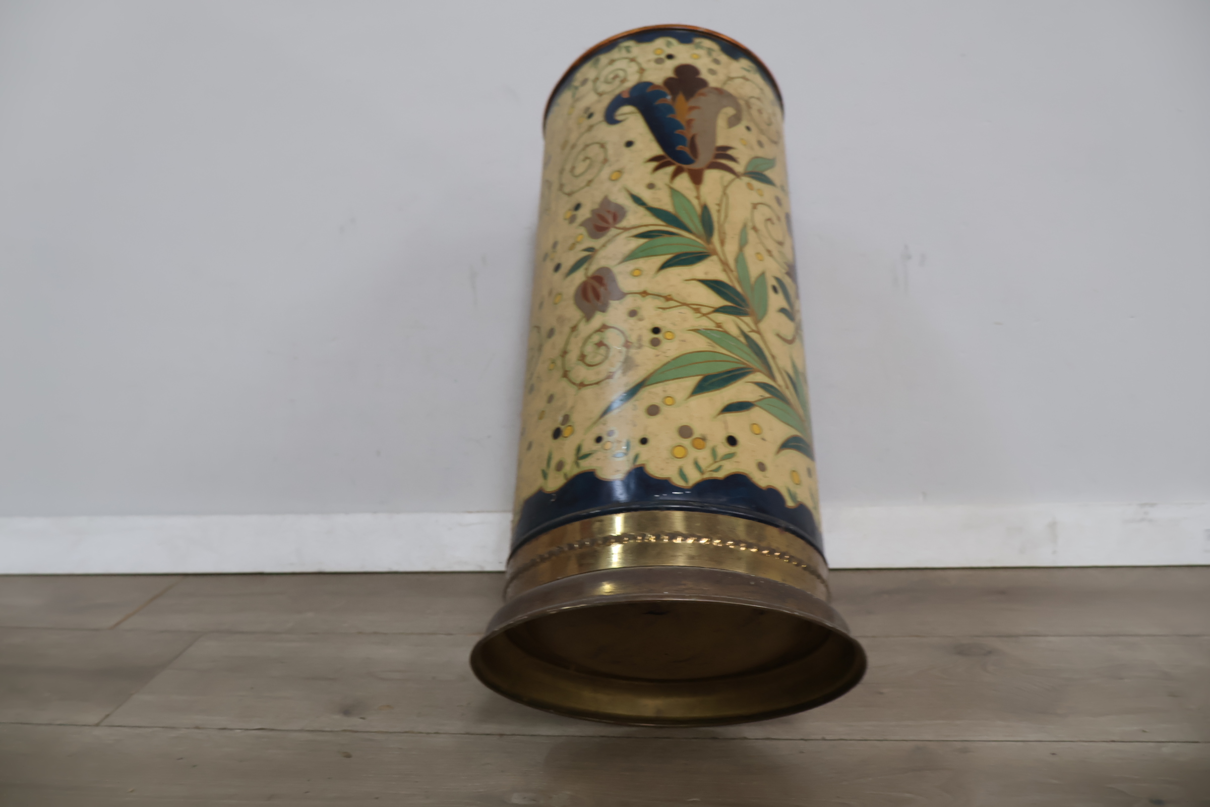 Decoratieve metalen parapluhouder met bloemenmotief – foto 14 – kavel bij GSD Auctions, Zoeterwoude