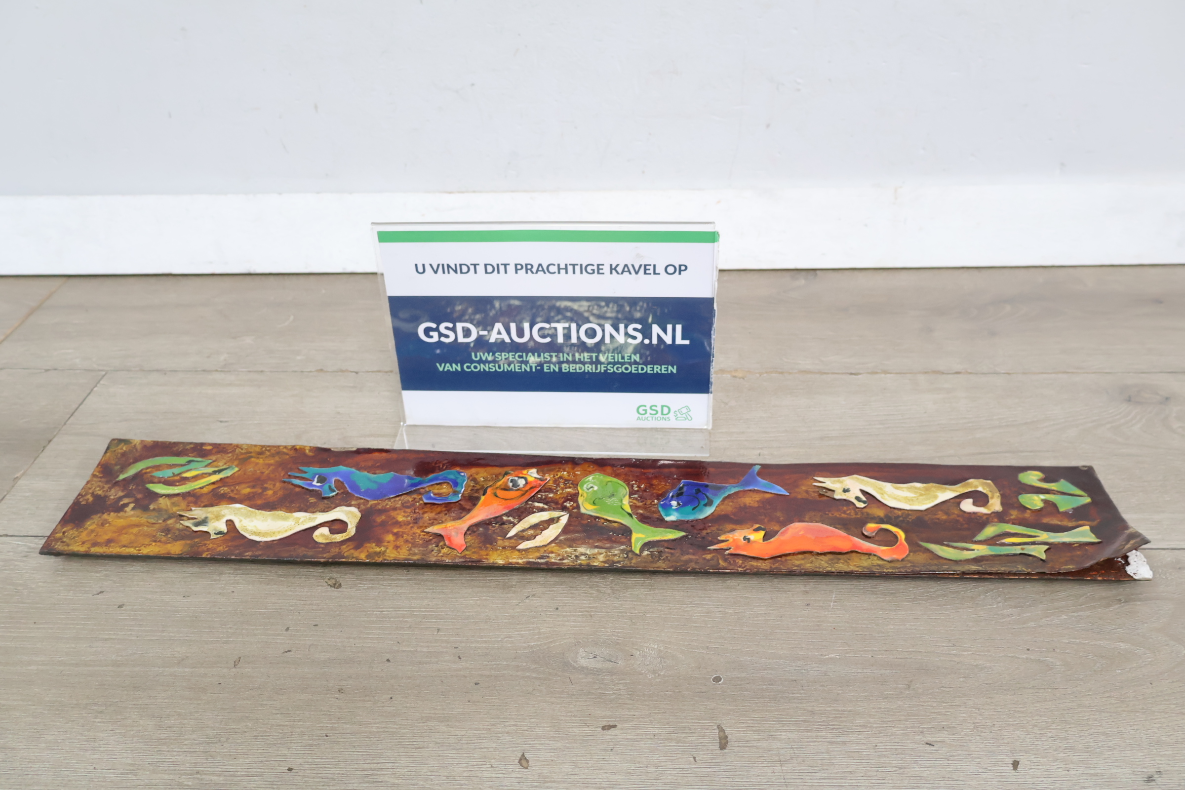 Gekleurde metalen wanddecoratie met zeeleven – foto 2 – kavel bij GSD Auctions, Zoeterwoude