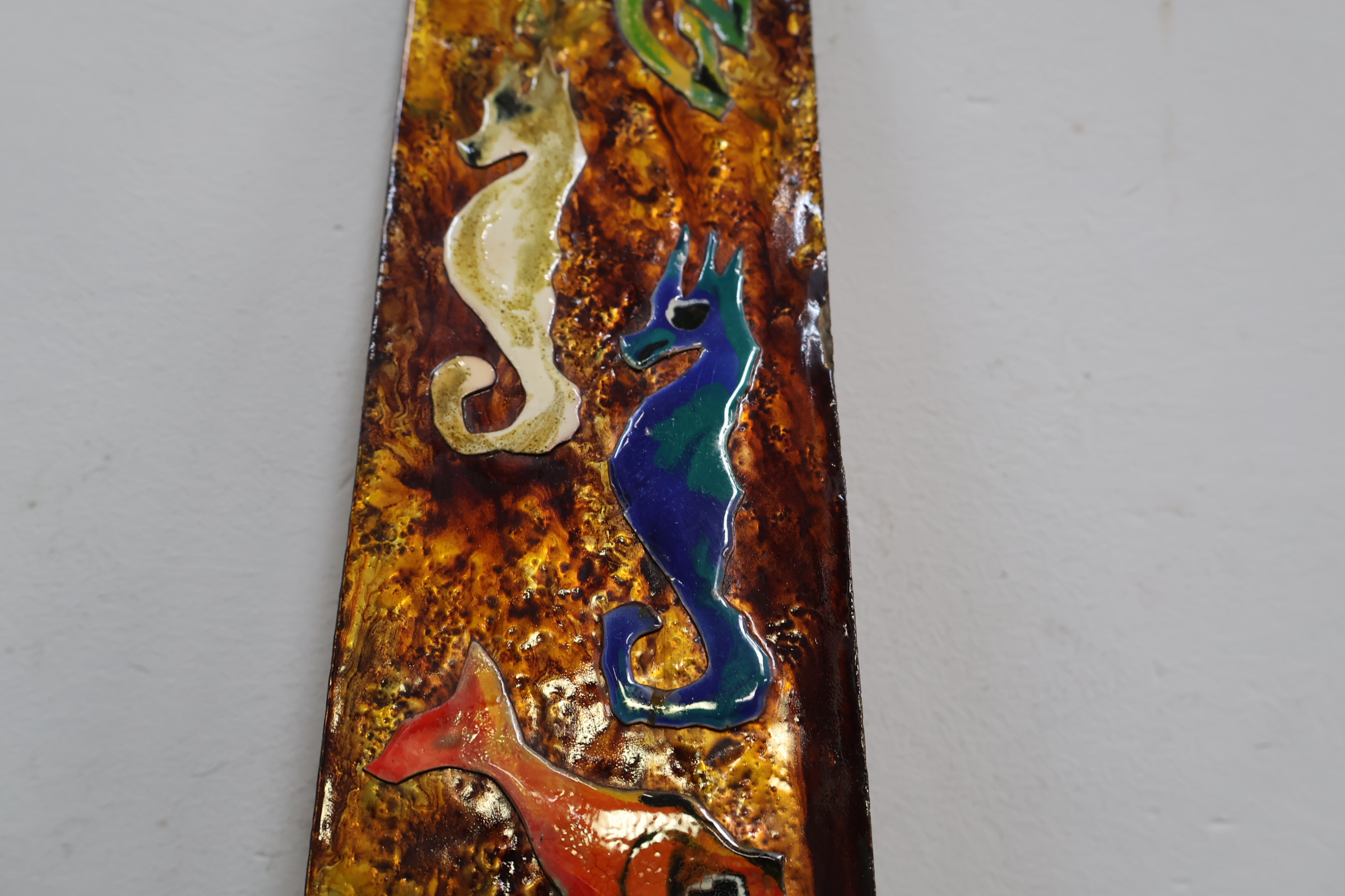 Gekleurde metalen wanddecoratie met zeeleven – foto 7 – kavel bij GSD Auctions, Zoeterwoude