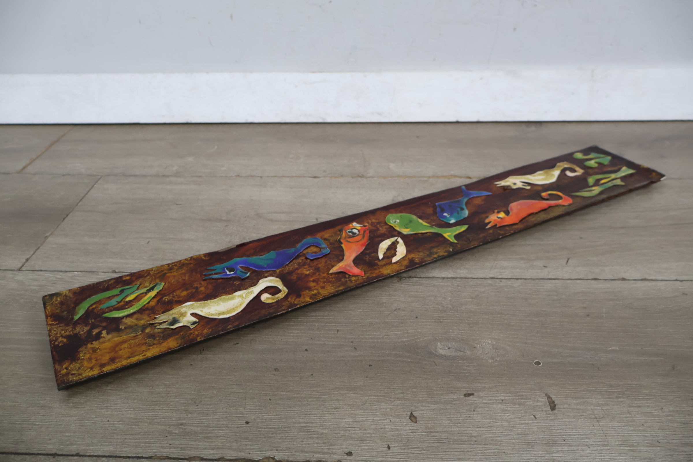 Gekleurde metalen wanddecoratie met zeeleven – foto 11 – kavel bij GSD Auctions, Zoeterwoude