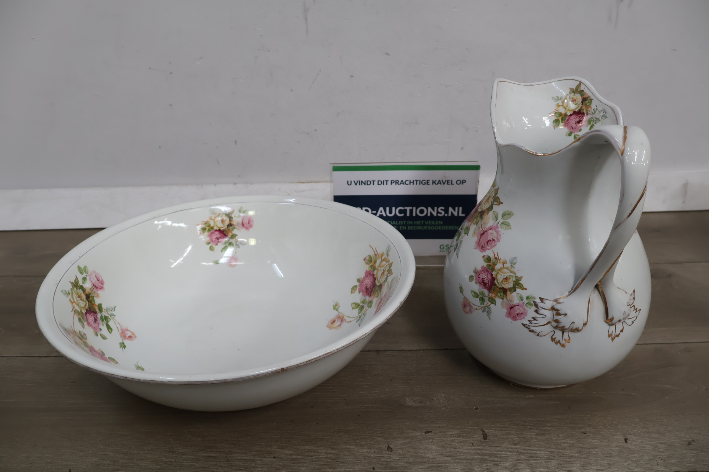 Emaille waterkan en schaal met bloemenmotief – foto 2 – kavel bij GSD Auctions, Zoeterwoude