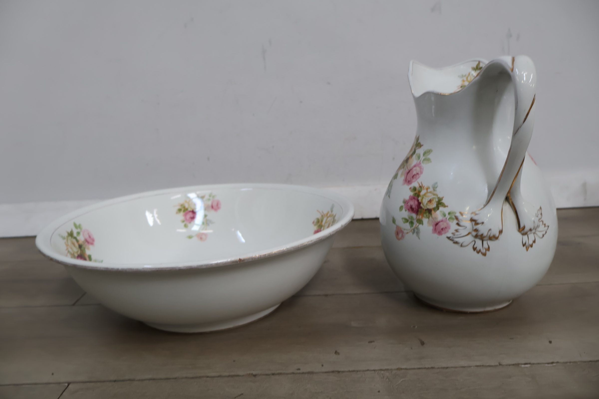 Emaille waterkan en schaal met bloemenmotief – foto 3 – kavel bij GSD Auctions, Zoeterwoude