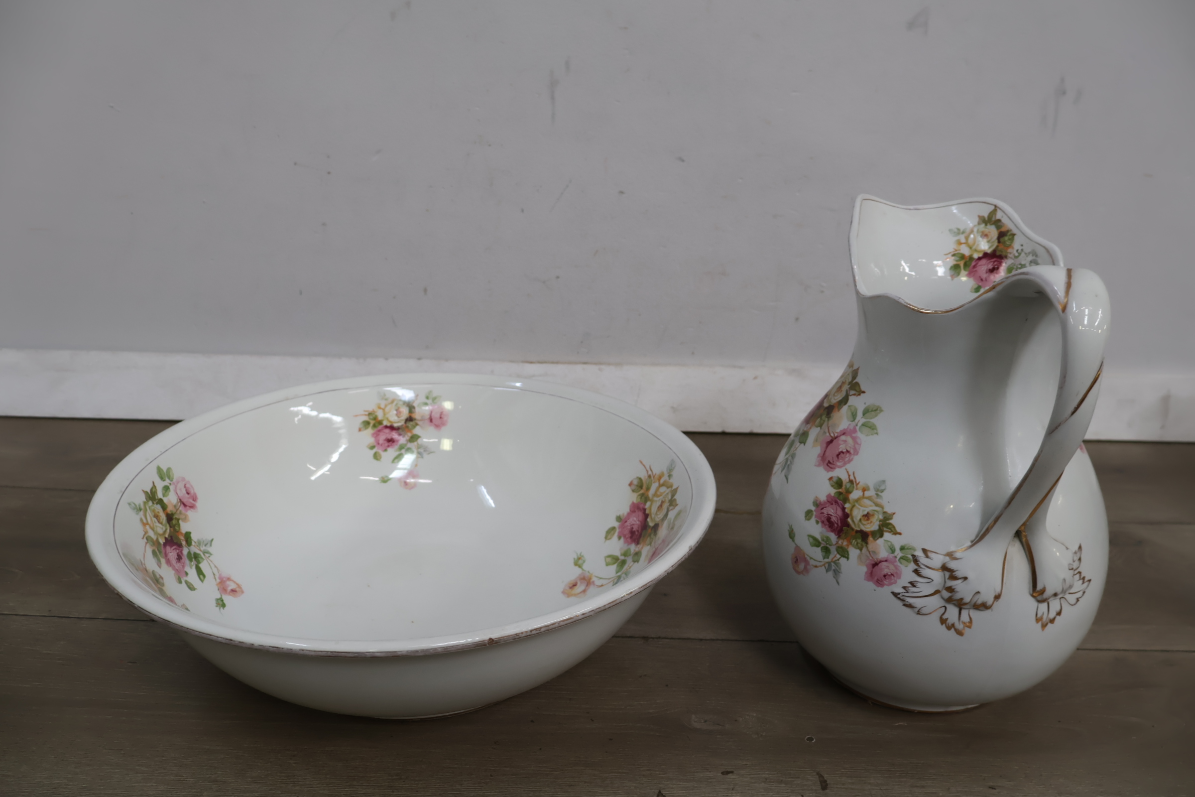 Emaille waterkan en schaal met bloemenmotief – foto 4 – kavel bij GSD Auctions, Zoeterwoude