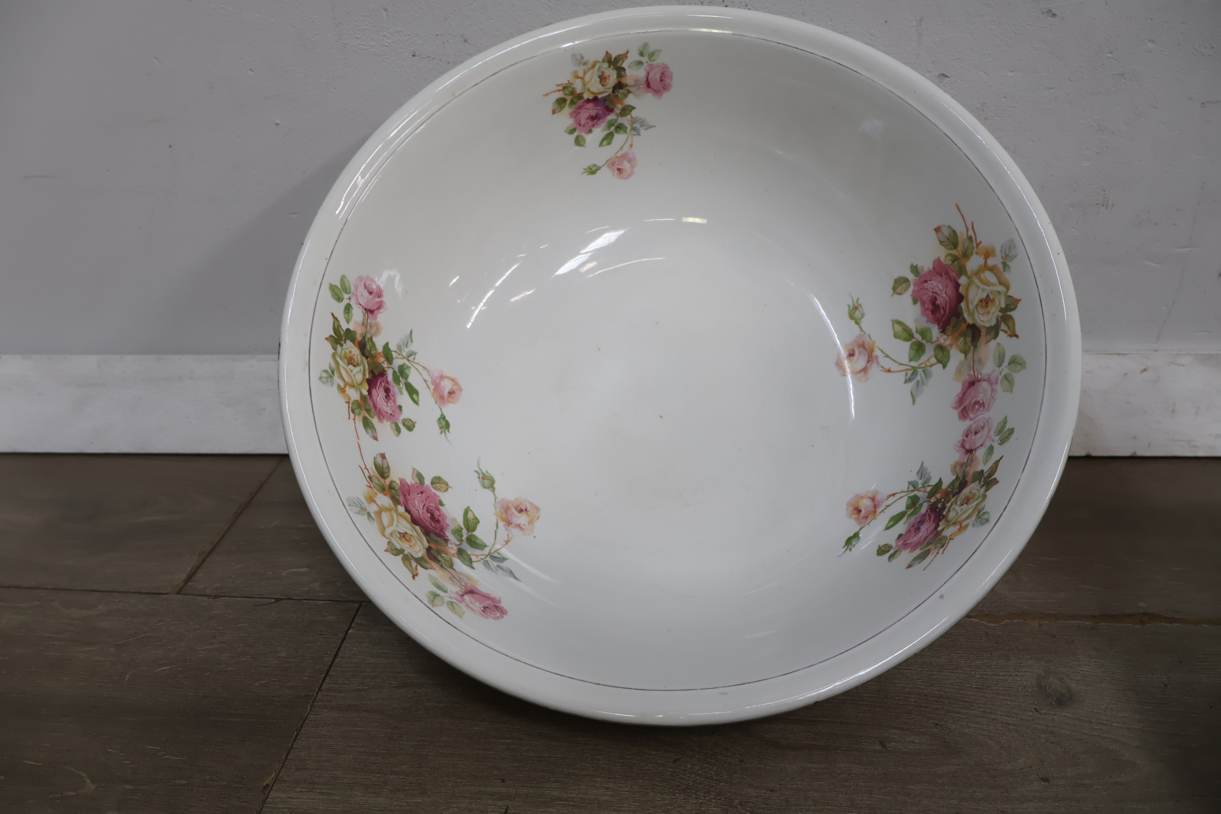 Emaille waterkan en schaal met bloemenmotief – foto 5 – kavel bij GSD Auctions, Zoeterwoude