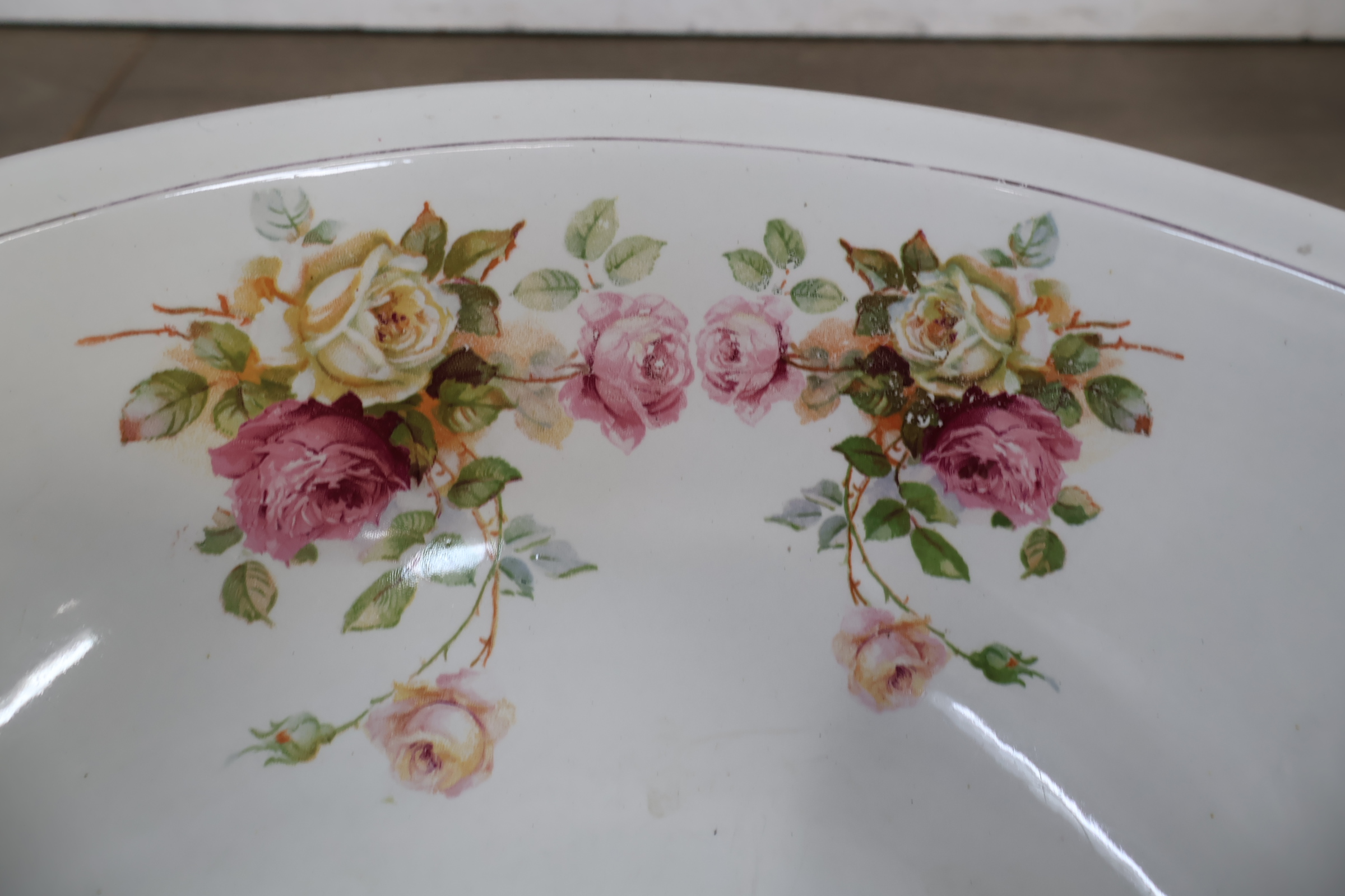 Emaille waterkan en schaal met bloemenmotief – foto 8 – kavel bij GSD Auctions, Zoeterwoude