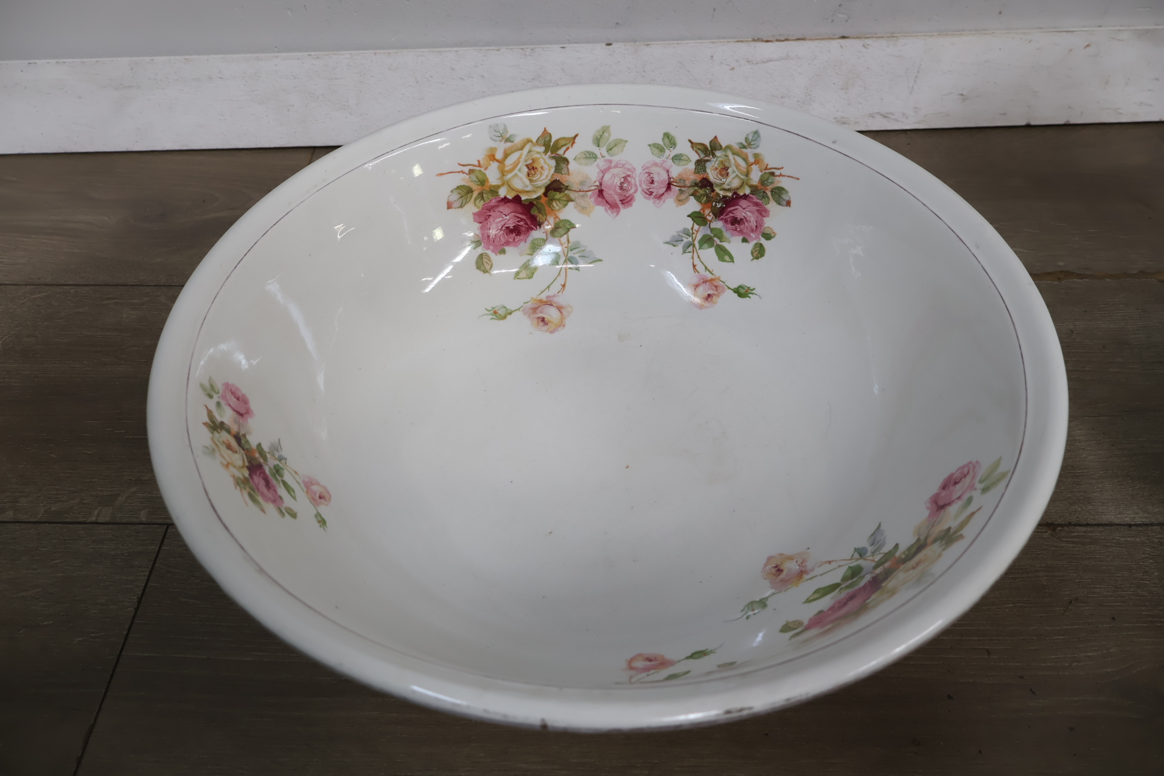 Emaille waterkan en schaal met bloemenmotief – foto 9 – kavel bij GSD Auctions, Zoeterwoude
