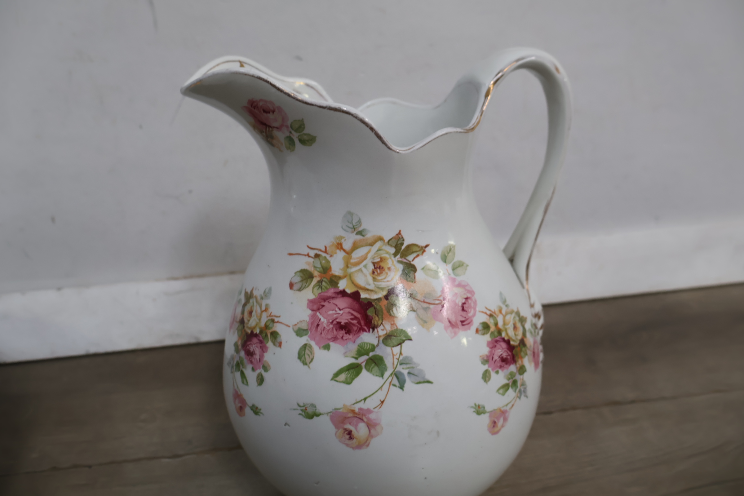 Emaille waterkan en schaal met bloemenmotief – foto 14 – kavel bij GSD Auctions, Zoeterwoude