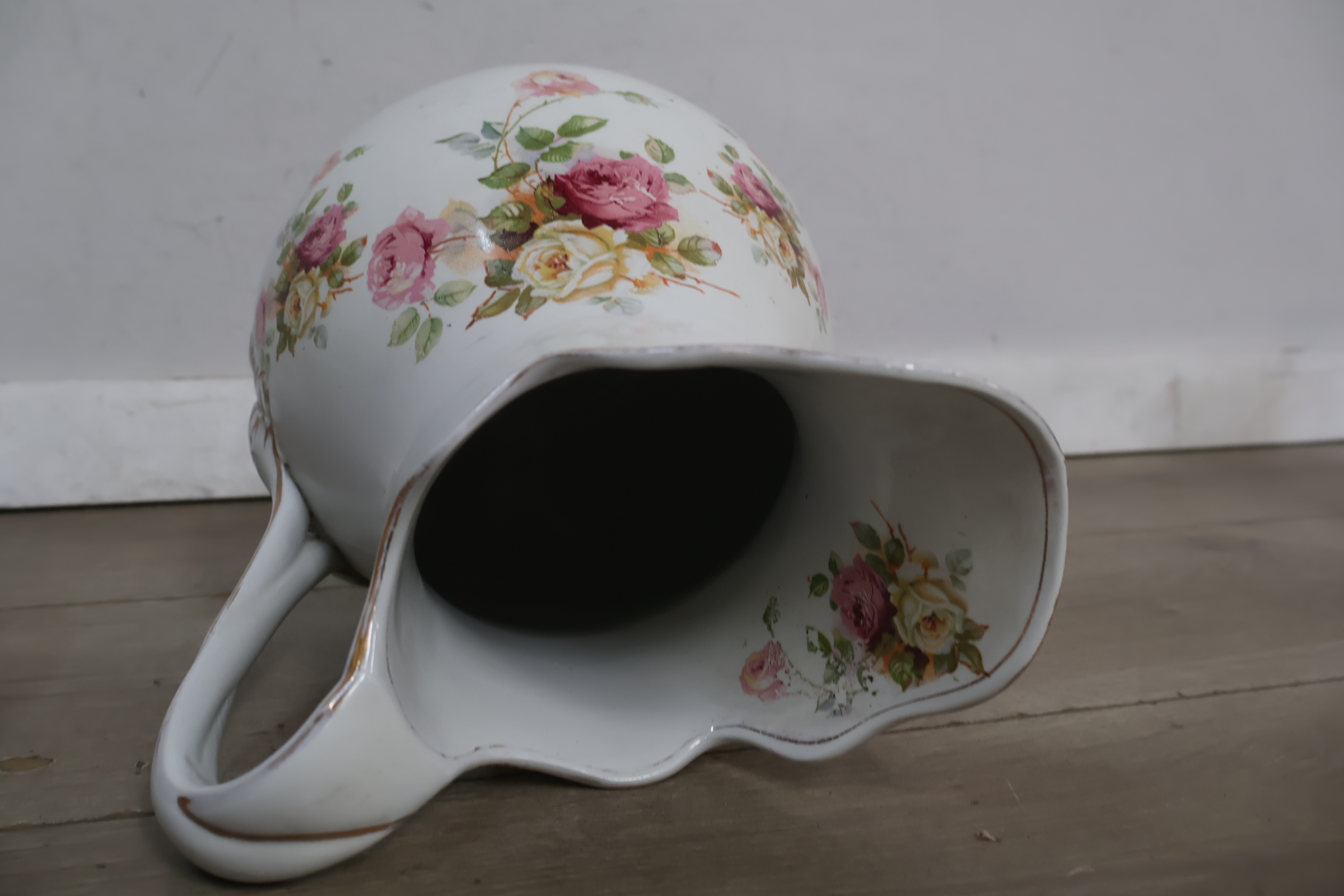 Emaille waterkan en schaal met bloemenmotief – foto 17 – kavel bij GSD Auctions, Zoeterwoude