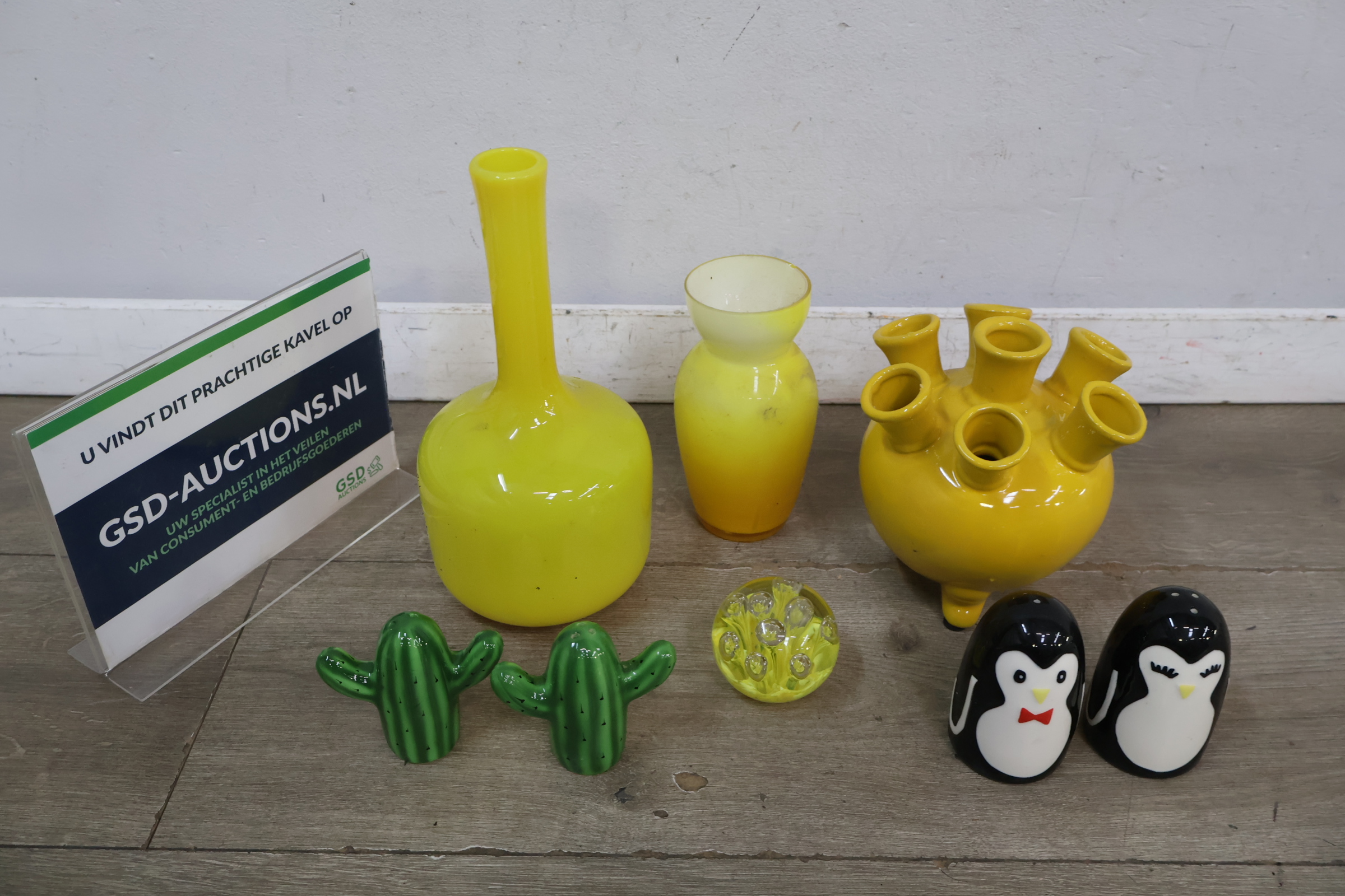 Gele en groene keramische vazen en zout- en pepermolens – foto 2 – kavel bij GSD Auctions, Zoeterwoude