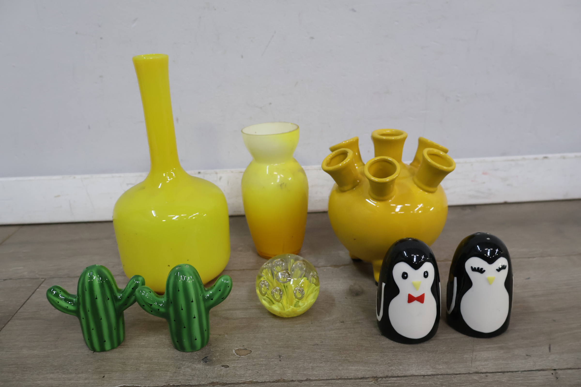 Gele en groene keramische vazen en zout- en pepermolens – foto 3 – kavel bij GSD Auctions, Zoeterwoude