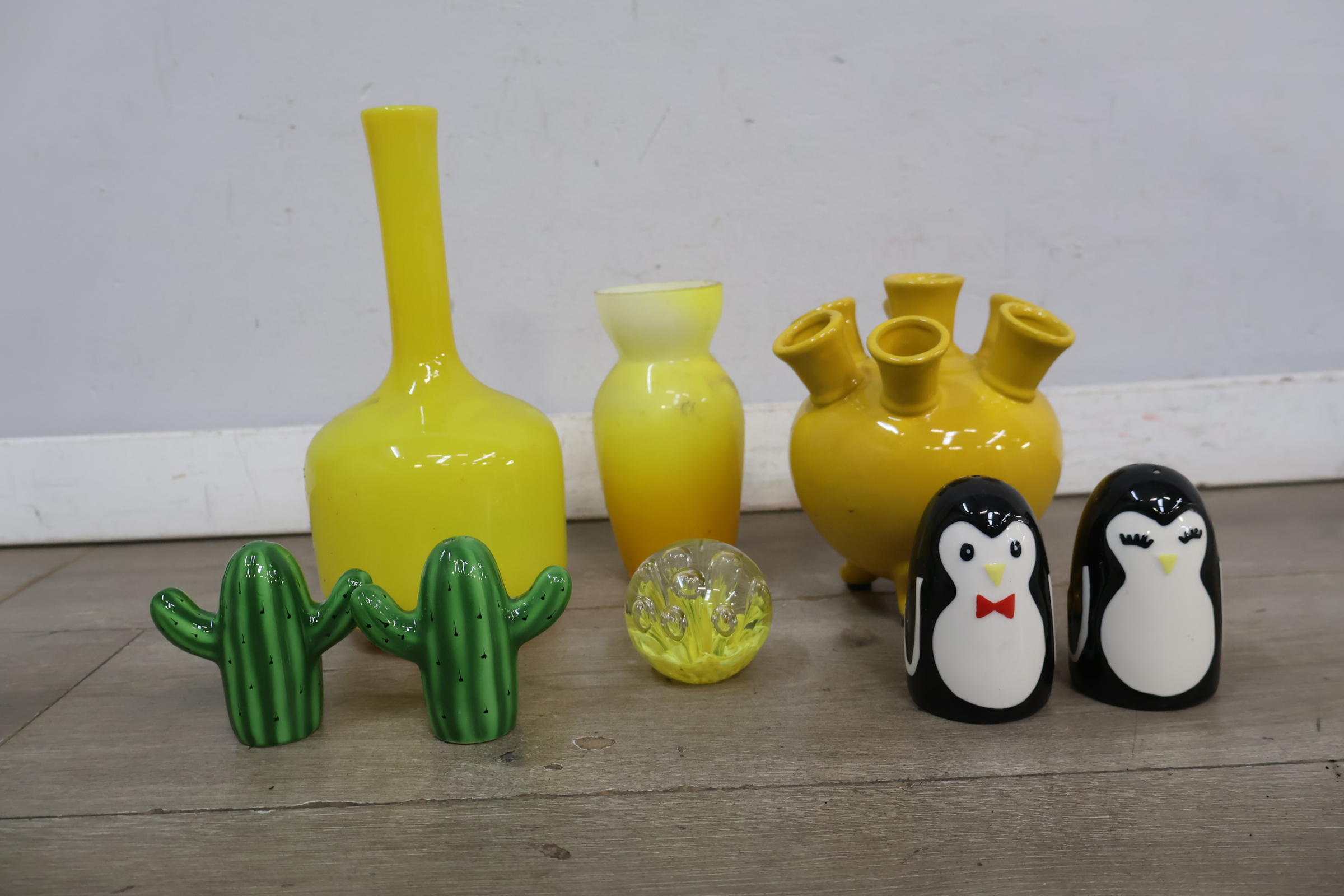 Gele en groene keramische vazen en zout- en pepermolens – foto 4 – kavel bij GSD Auctions, Zoeterwoude