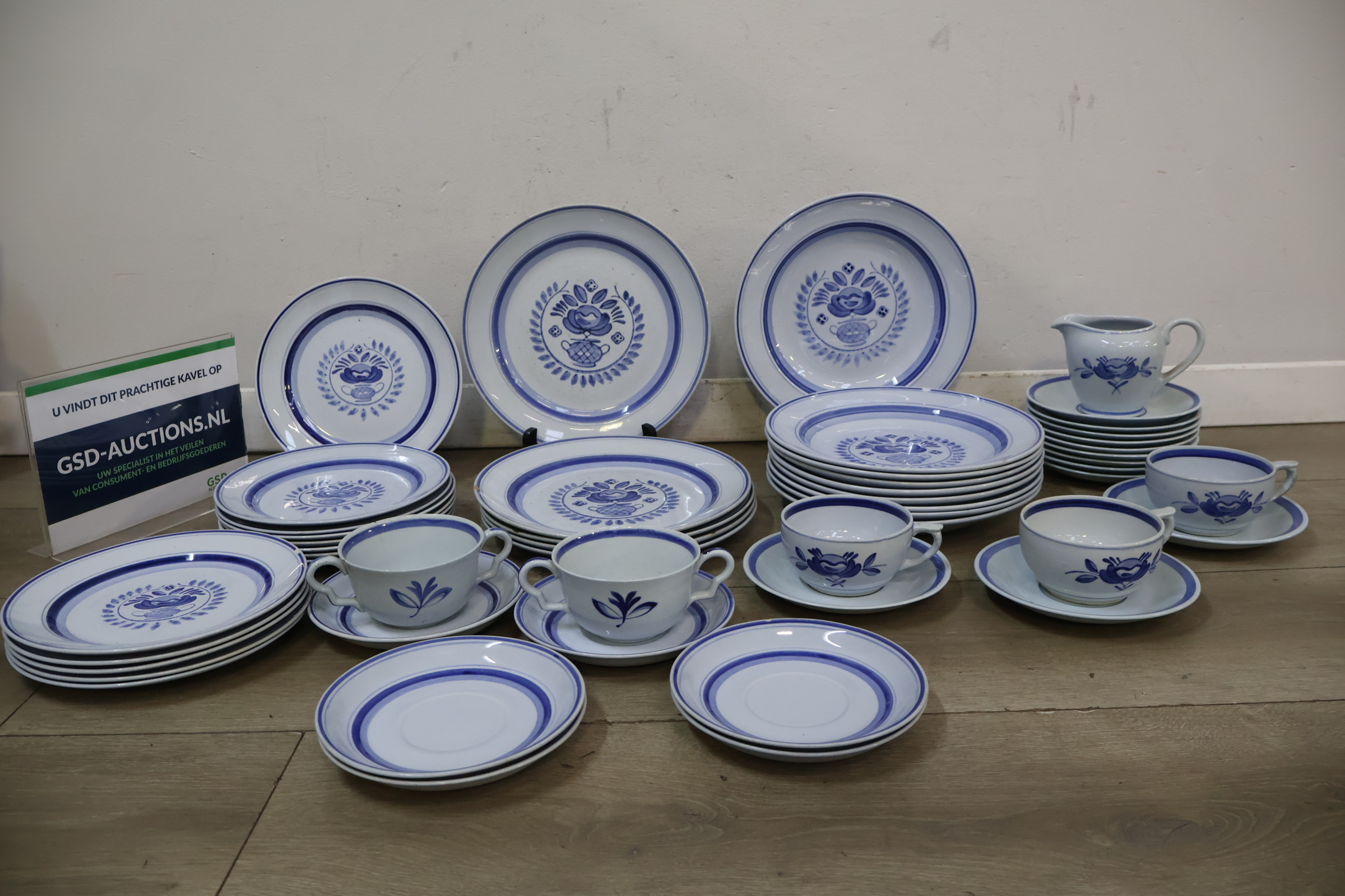 Servies met blauw bloemmotief, porselein – foto 2 – kavel bij GSD Auctions, Zoeterwoude