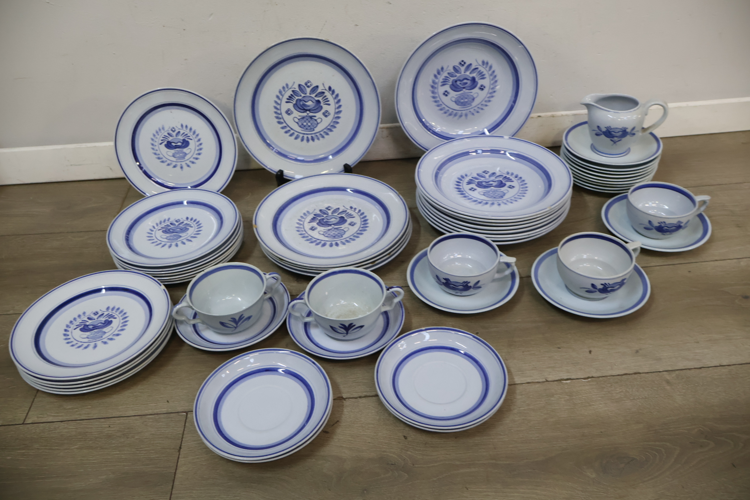 Servies met blauw bloemmotief, porselein – foto 3 – kavel bij GSD Auctions, Zoeterwoude