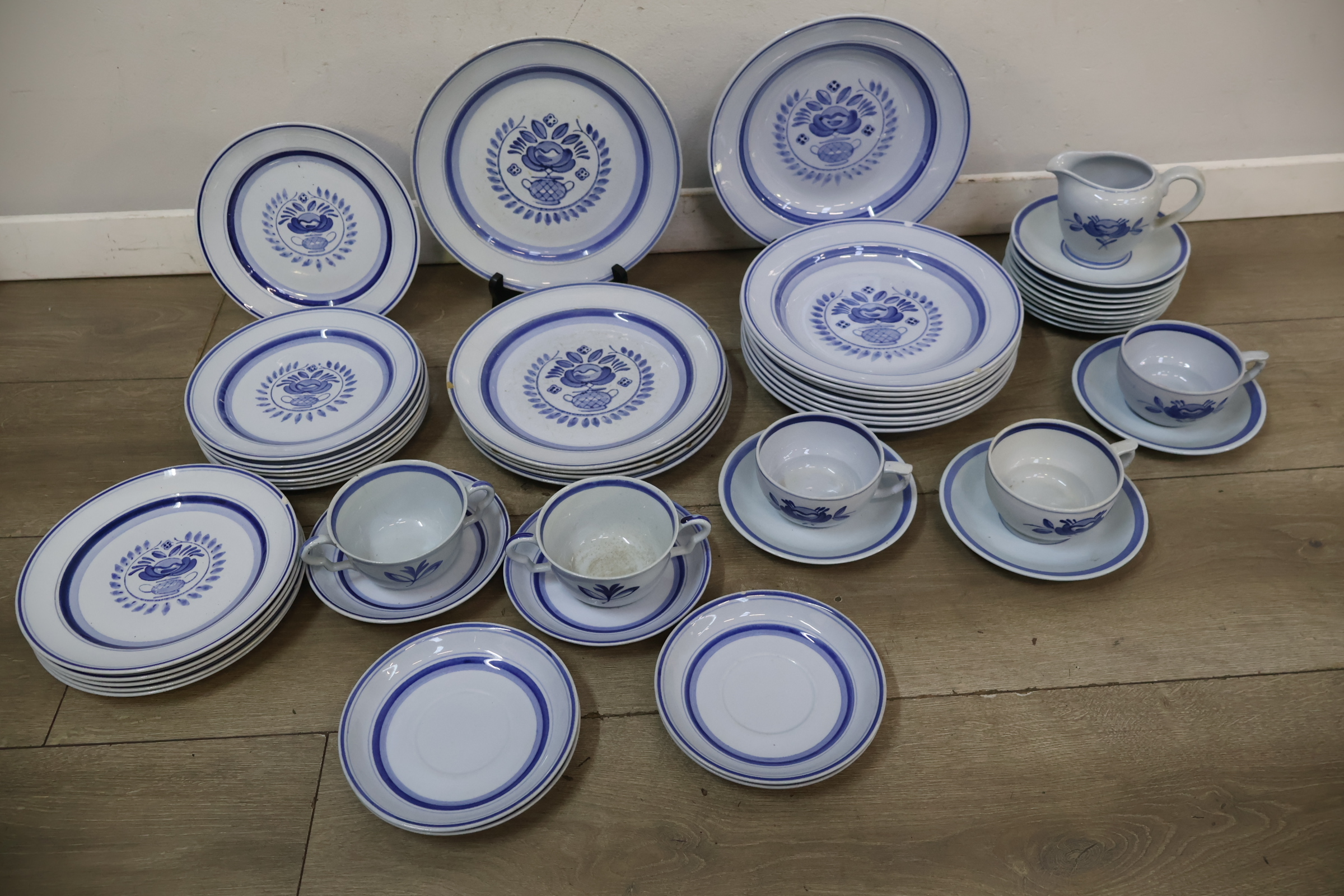 Servies met blauw bloemmotief, porselein – foto 4 – kavel bij GSD Auctions, Zoeterwoude