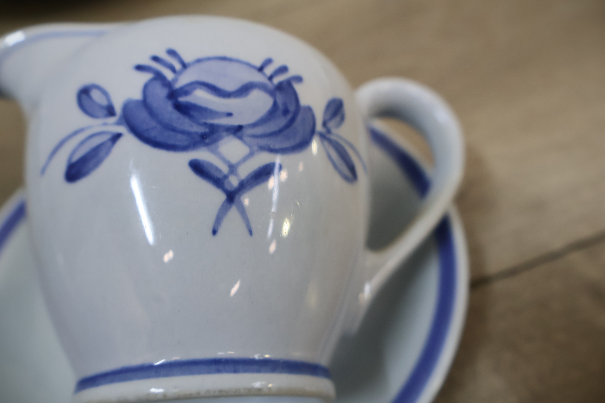 Servies met blauw bloemmotief, porselein – foto 16 – kavel bij GSD Auctions, Zoeterwoude