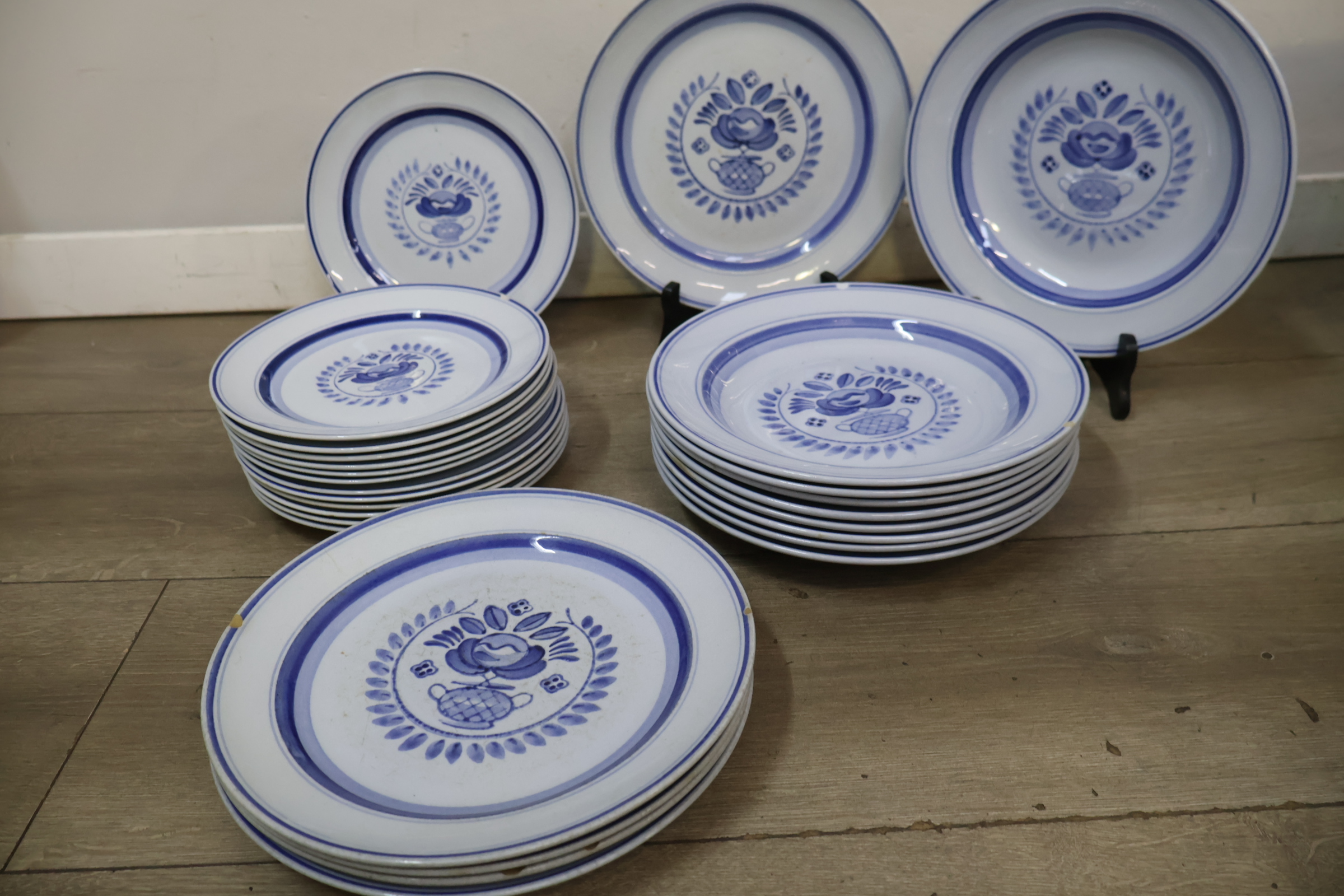 Servies met blauw bloemmotief, porselein – foto 17 – kavel bij GSD Auctions, Zoeterwoude