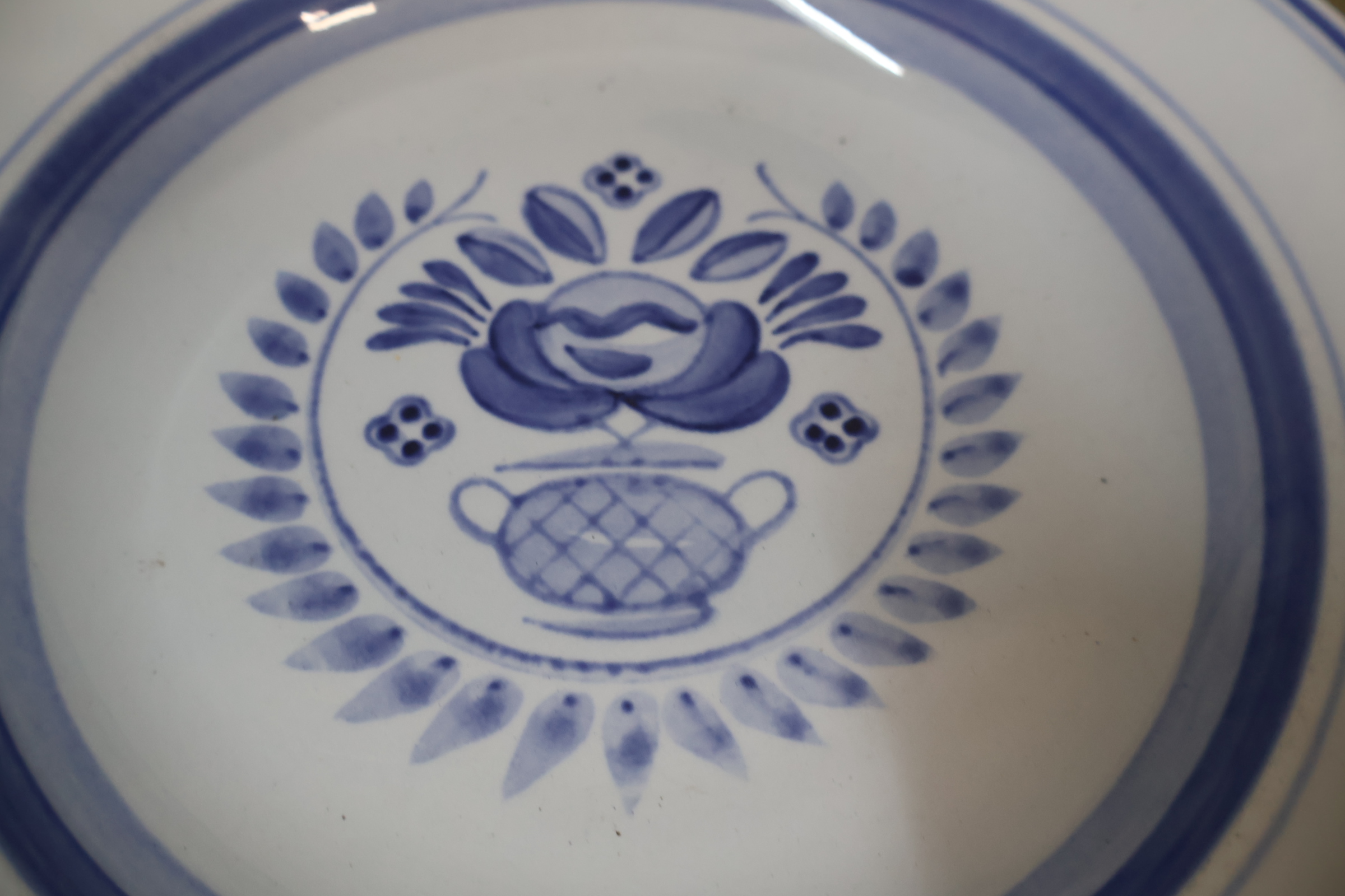 Servies met blauw bloemmotief, porselein – foto 18 – kavel bij GSD Auctions, Zoeterwoude