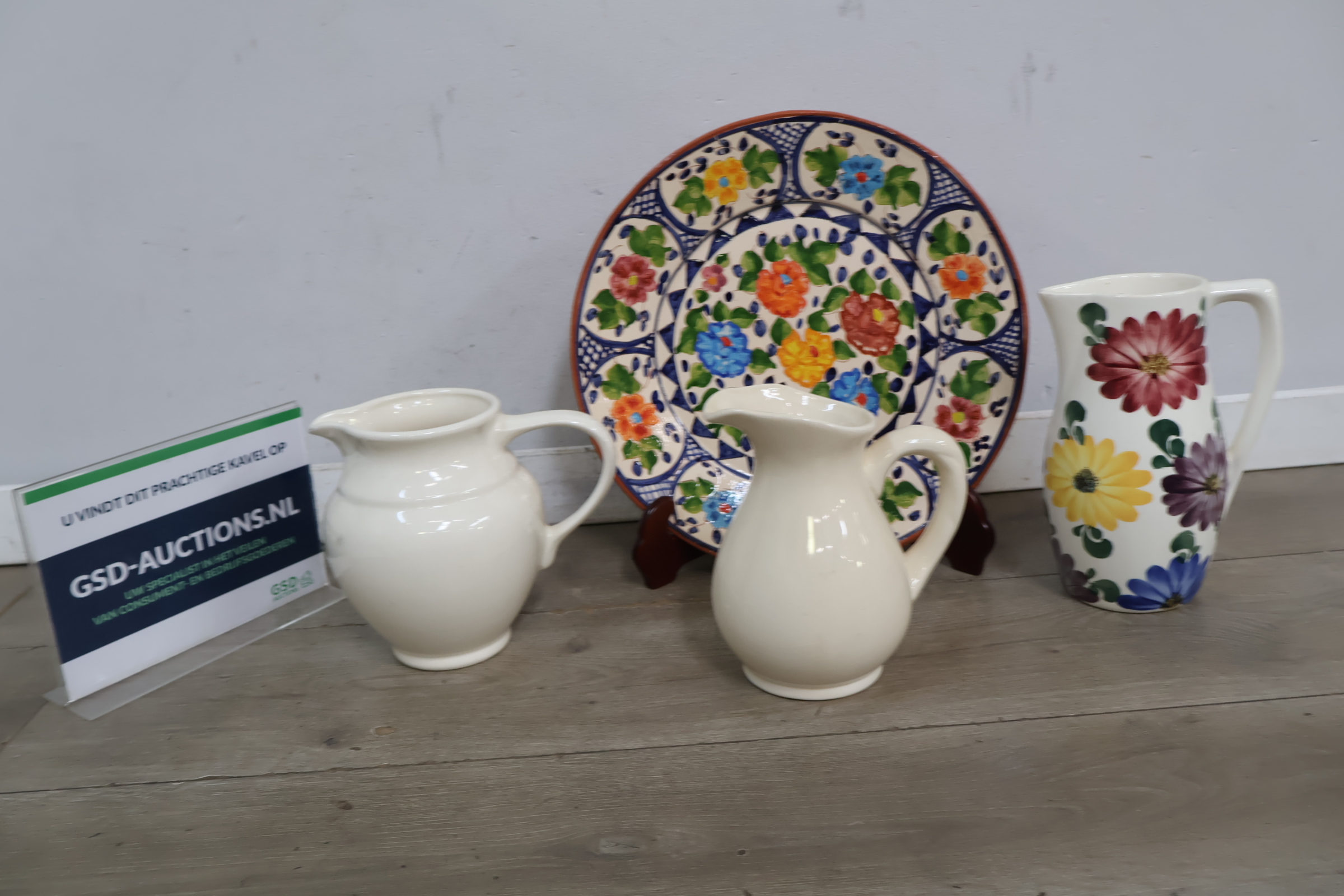 Set keramische kannen en schaal met bloemmotief – foto 2 – kavel bij GSD Auctions, Zoeterwoude