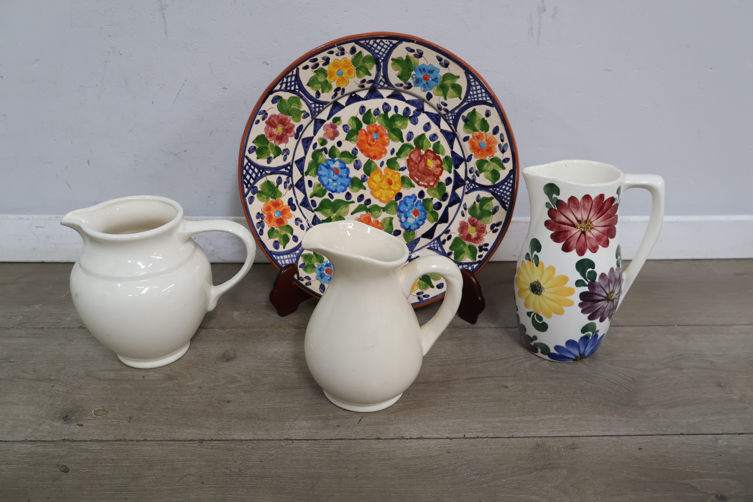 Set keramische kannen en schaal met bloemmotief – foto 3 – kavel bij GSD Auctions, Zoeterwoude