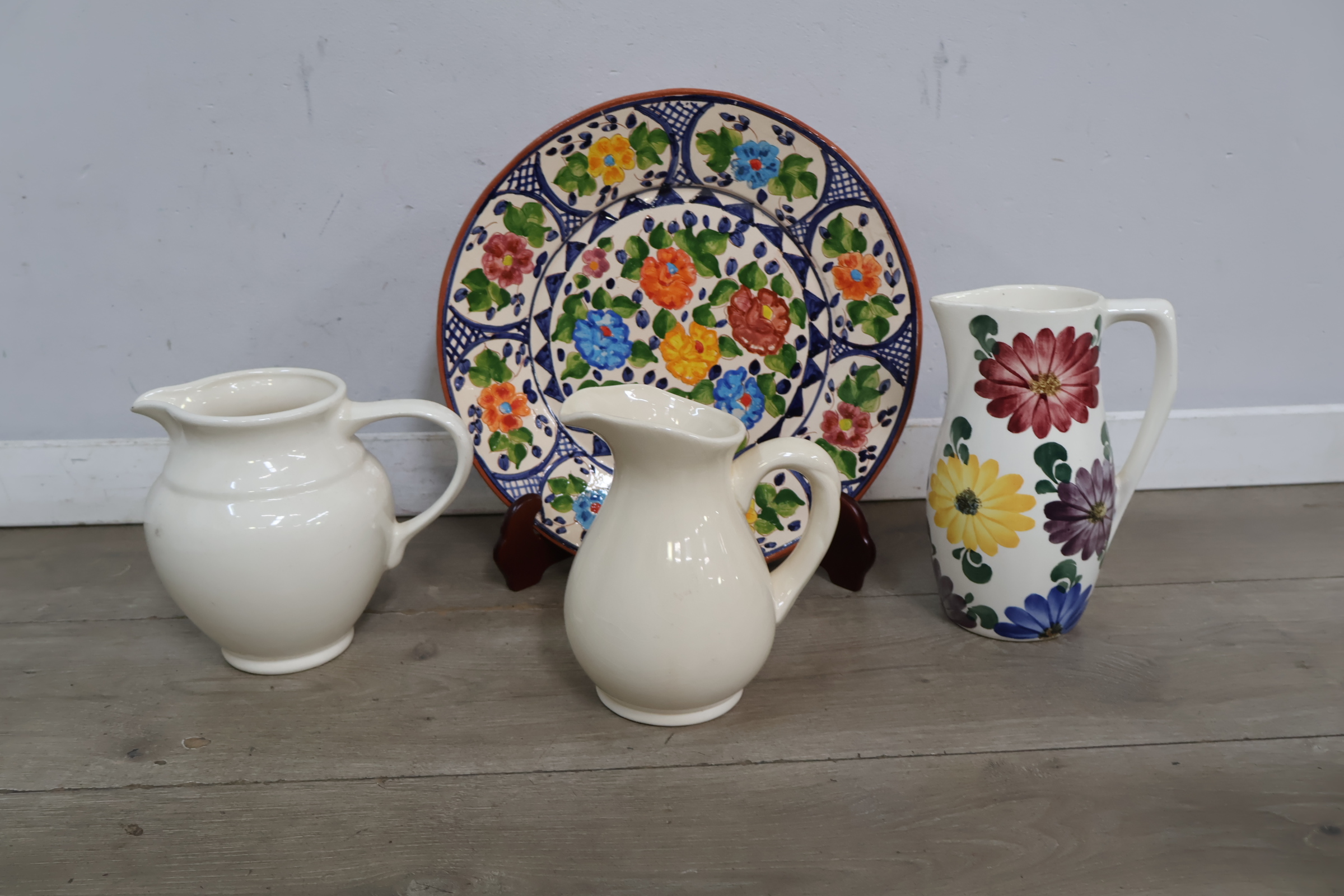 Set keramische kannen en schaal met bloemmotief – foto 4 – kavel bij GSD Auctions, Zoeterwoude