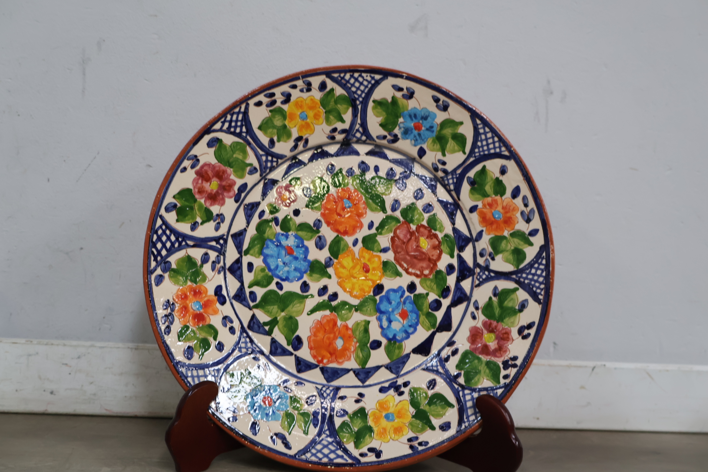 Set keramische kannen en schaal met bloemmotief – foto 8 – kavel bij GSD Auctions, Zoeterwoude