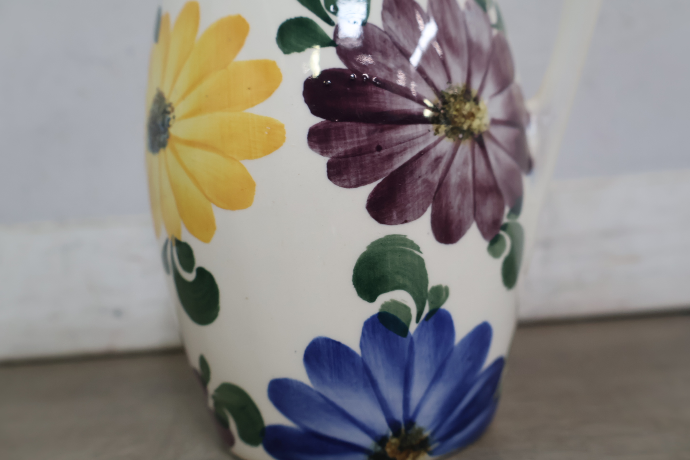 Set keramische kannen en schaal met bloemmotief – foto 12 – kavel bij GSD Auctions, Zoeterwoude