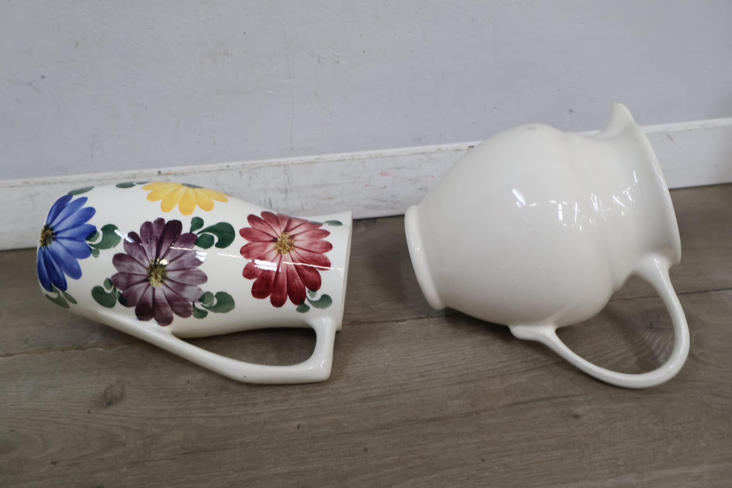 Set keramische kannen en schaal met bloemmotief – foto 13 – kavel bij GSD Auctions, Zoeterwoude