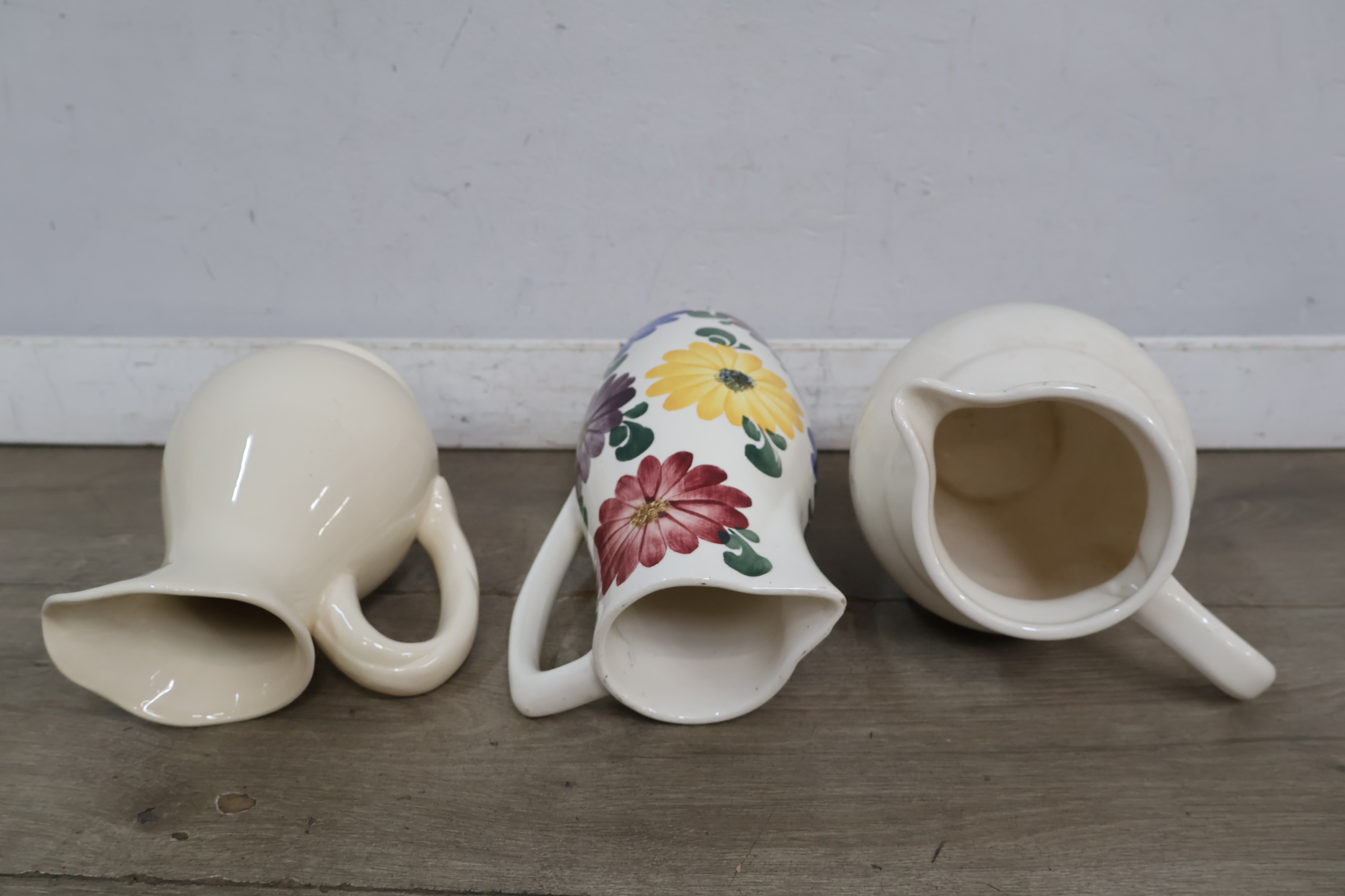 Set keramische kannen en schaal met bloemmotief – foto 14 – kavel bij GSD Auctions, Zoeterwoude