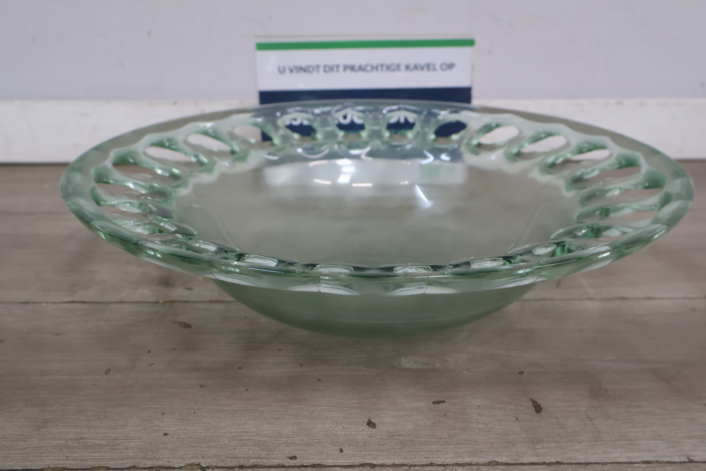 Glazen schaal met opengewerkte rand – foto 2 – kavel bij GSD Auctions, Zoeterwoude