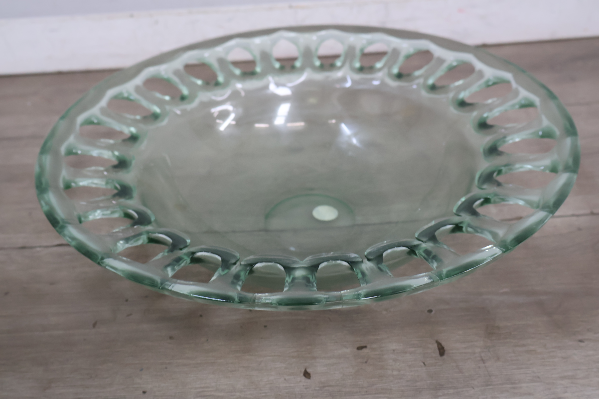 Glazen schaal met opengewerkte rand – foto 3 – kavel bij GSD Auctions, Zoeterwoude